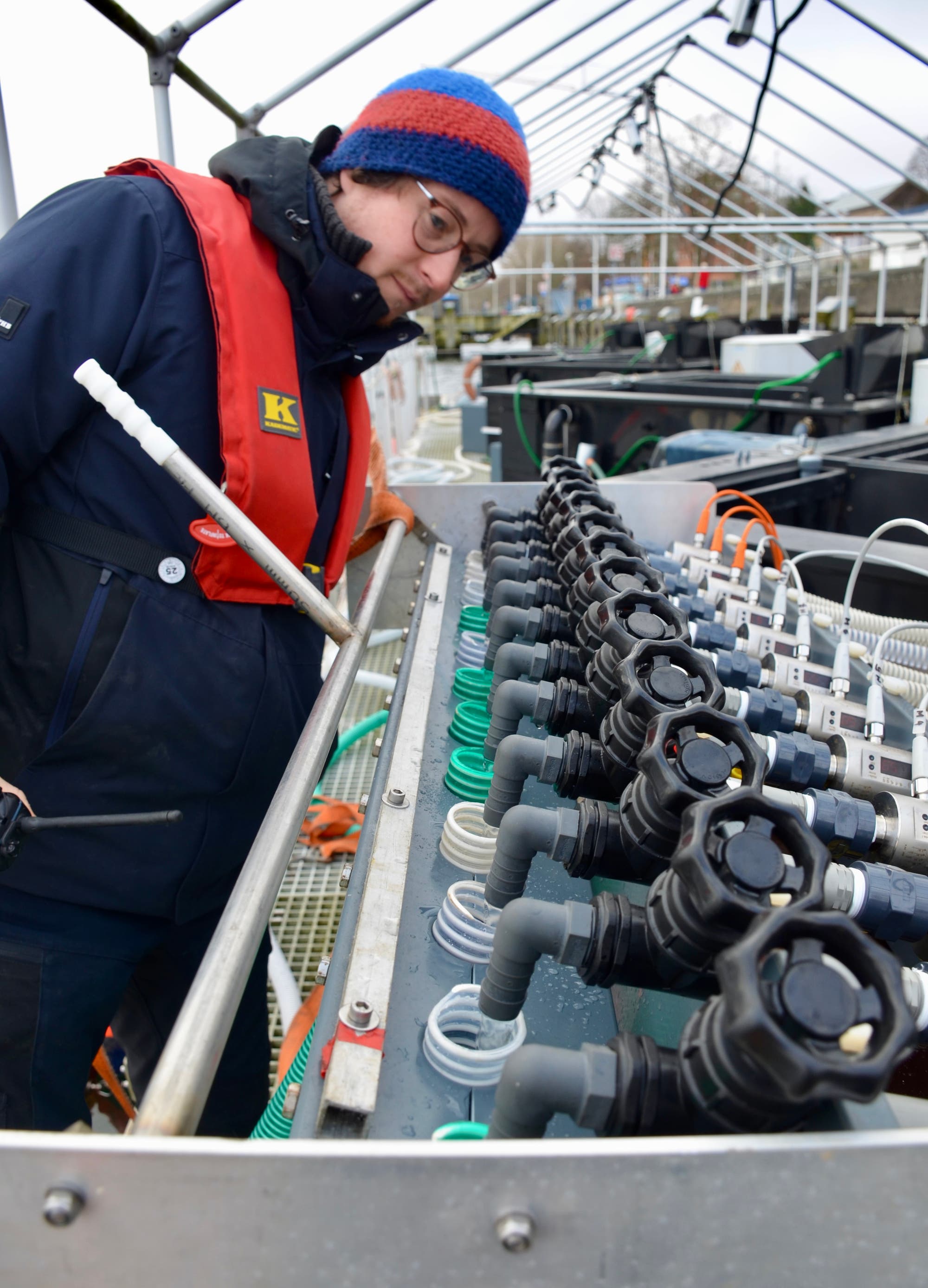 Carsten Spisla kontrolliert die Zuläufe, durch die das Ostseewasser in die Mesokosmen fließt