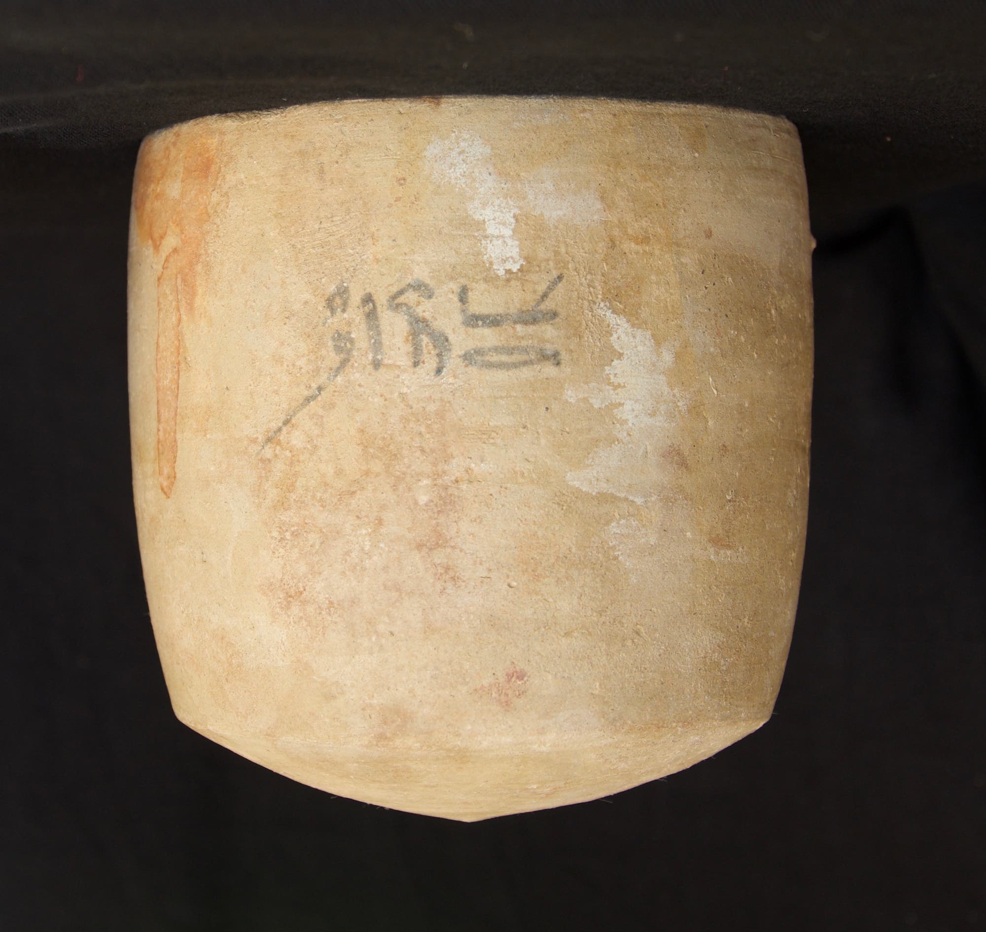 Auf dem Gefäß aus der Mumifizierungswerkstatt steht: »auf den Kopf zu geben«. 