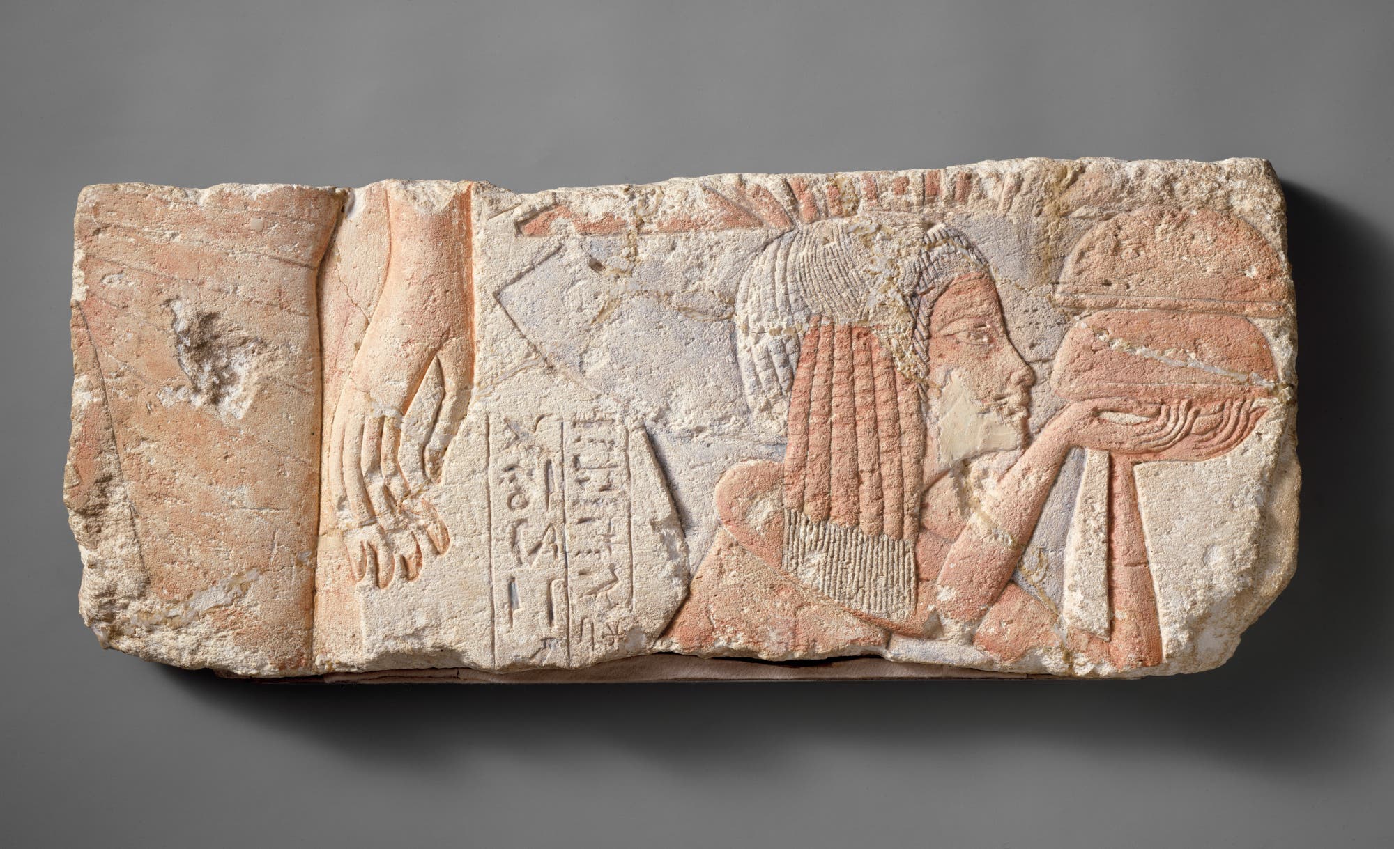 Auf dem Relief, das heute im New Yorker Metropolitan Museum of Art aufbewahrt wird, ist eine nach rechts gewandte Frau mit Brotlaiben in Händen dargestellt. Der Hieroglyphentext bezeichnet sie als Amme Tia. 