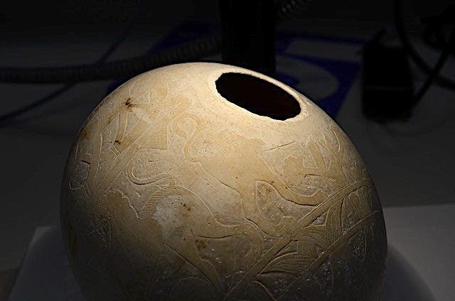 Dieses kunstvoll gestaltete Ei stammt aus dem Isis Grab in Vulci, Italien.