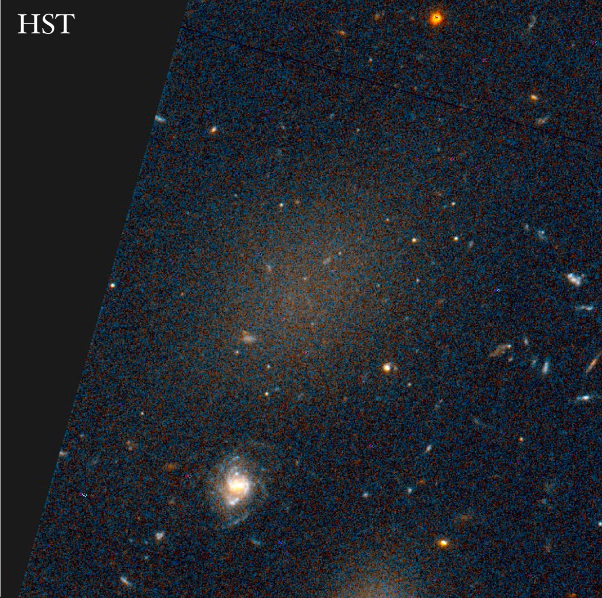 Eine der neuentdeckten Galaxien vom Typ UDG (Aufnahme des Weltraumteleskops Hubble)