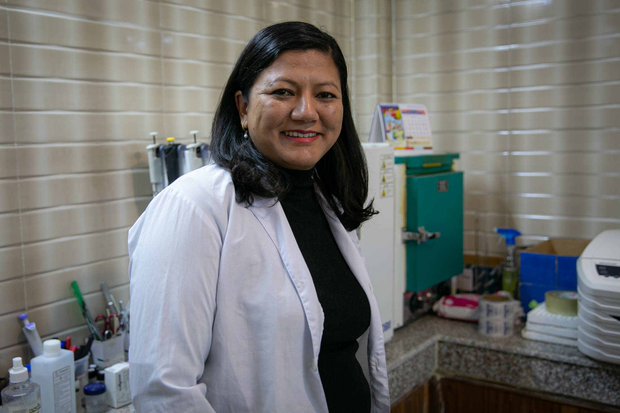 Die Mikrobiologin Deena Shrestha