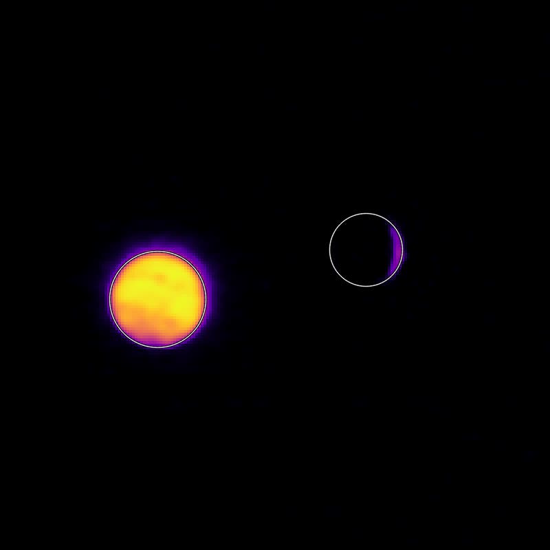 Eine wissenschaftliche Abbildung zeigt ein astronomisches Bild mit zwei Himmelsk&ouml;rpern vor schwarzem Hintergrund. Links ist ein leuchtender gelber Himmelsk&ouml;rper mit einem violetten Halo zu sehen, der eine Sonne darstellt. Rechts daneben befindet sich ein kleinerer, dunklerer K&ouml;rper mit einem schmalen, beleuchteten violetten Rand, der einen Mond oder Planeten in einer Phase der Teilbeleuchtung darstellt. Das Bild veranschaulicht die Beziehung zwischen einem Stern und einem umlaufenden Himmelsk&ouml;rper.