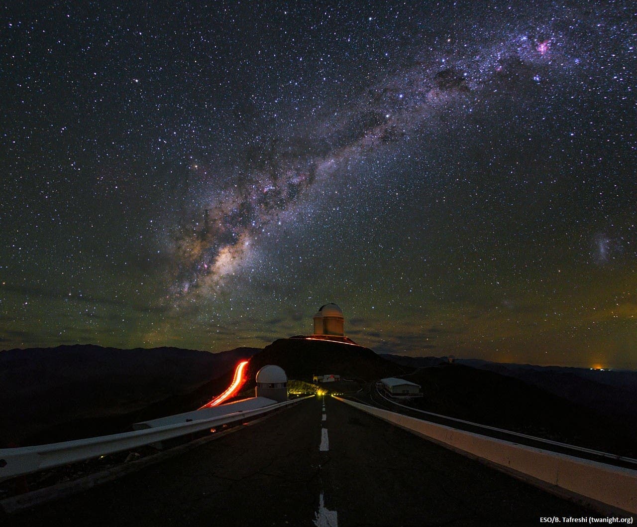 Der Nachthimmel über dem Berg La Silla in Chile