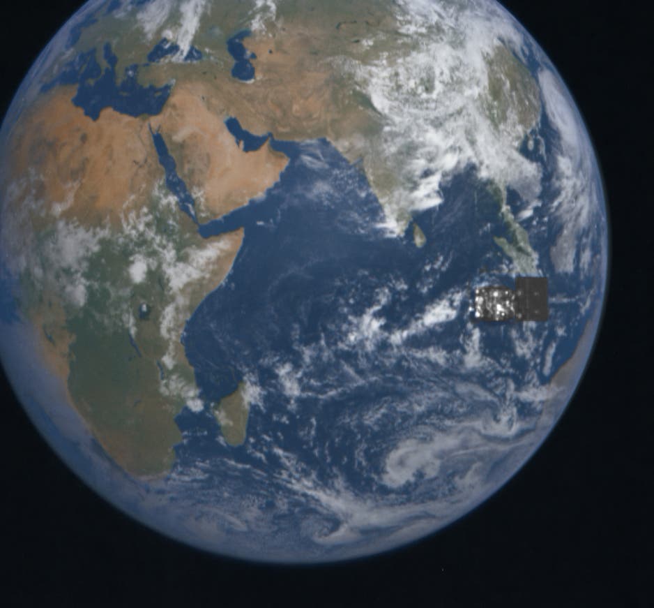Ansicht der Erde aus dem Weltraum, die Afrika, den Nahen Osten und Teile Asiens zeigt. Die Kontinente sind von Ozeanen umgeben, und Wolkenformationen sind über dem Indischen Ozean sichtbar. Das Bild vermittelt eine globale Perspektive und hebt die geografischen Merkmale der Region hervor. Ansicht der Erde aus dem Weltraum, die Afrika, den Nahen Osten und Teile Asiens zeigt. Die Kontinente sind von Ozeanen umgeben, und Wolkenformationen sind über dem Indischen Ozean sichtbar. Das Bild vermittelt eine globale Perspektive und hebt die geografischen Merkmale der Region hervor.