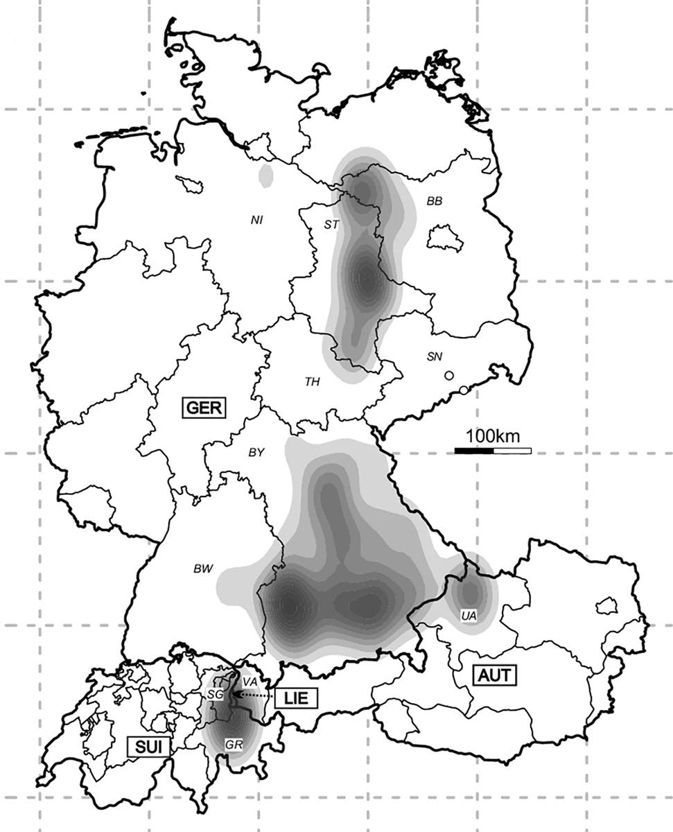Eine geografische Karte zeigt Teile Mitteleuropas, einschließlich Deutschland, Österreich, der Schweiz und Liechtenstein. Die Karte hebt bestimmte Regionen mit unterschiedlichen Grauschattierungen hervor, die die Dichte der Bornavirus-Nachweise darstellen. Am stärksten schattiert ist ein Großteil von Bayern.