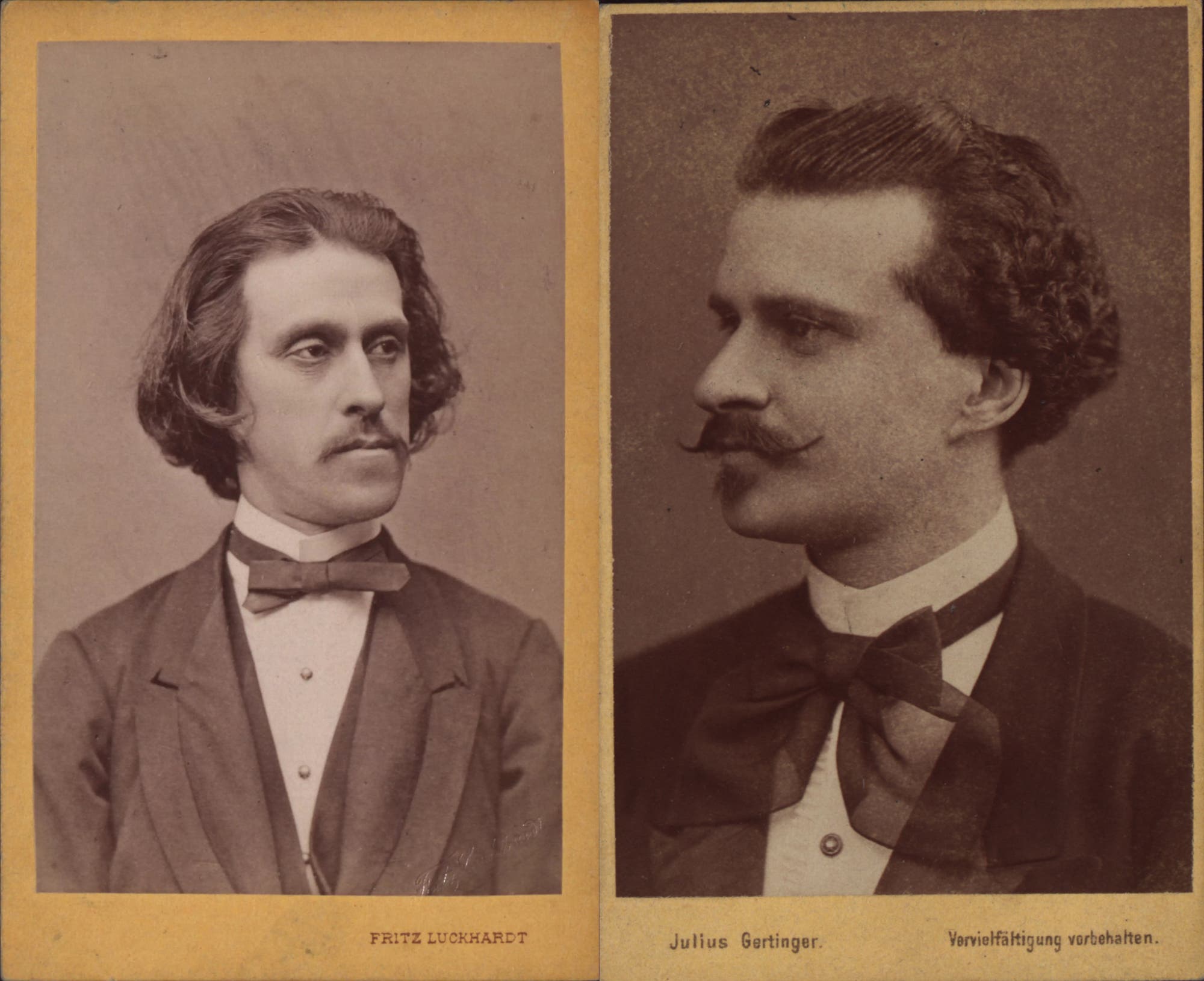 Zwei historische Porträtfotos von Männern in formeller Kleidung. Beide tragen Anzüge mit Fliegen. Das linke Foto zeigt einen Mann mit mittellangem Haar, der nach links schaut. Das rechte Foto zeigt einen Mann mit welligem Haar und Schnurrbart, der nach rechts blickt. Unter den Fotos stehen die Namen "Fritz Luckhardt" und "Julius Gertinger" sowie der Hinweis "Vervielfältigung vorbehalten".