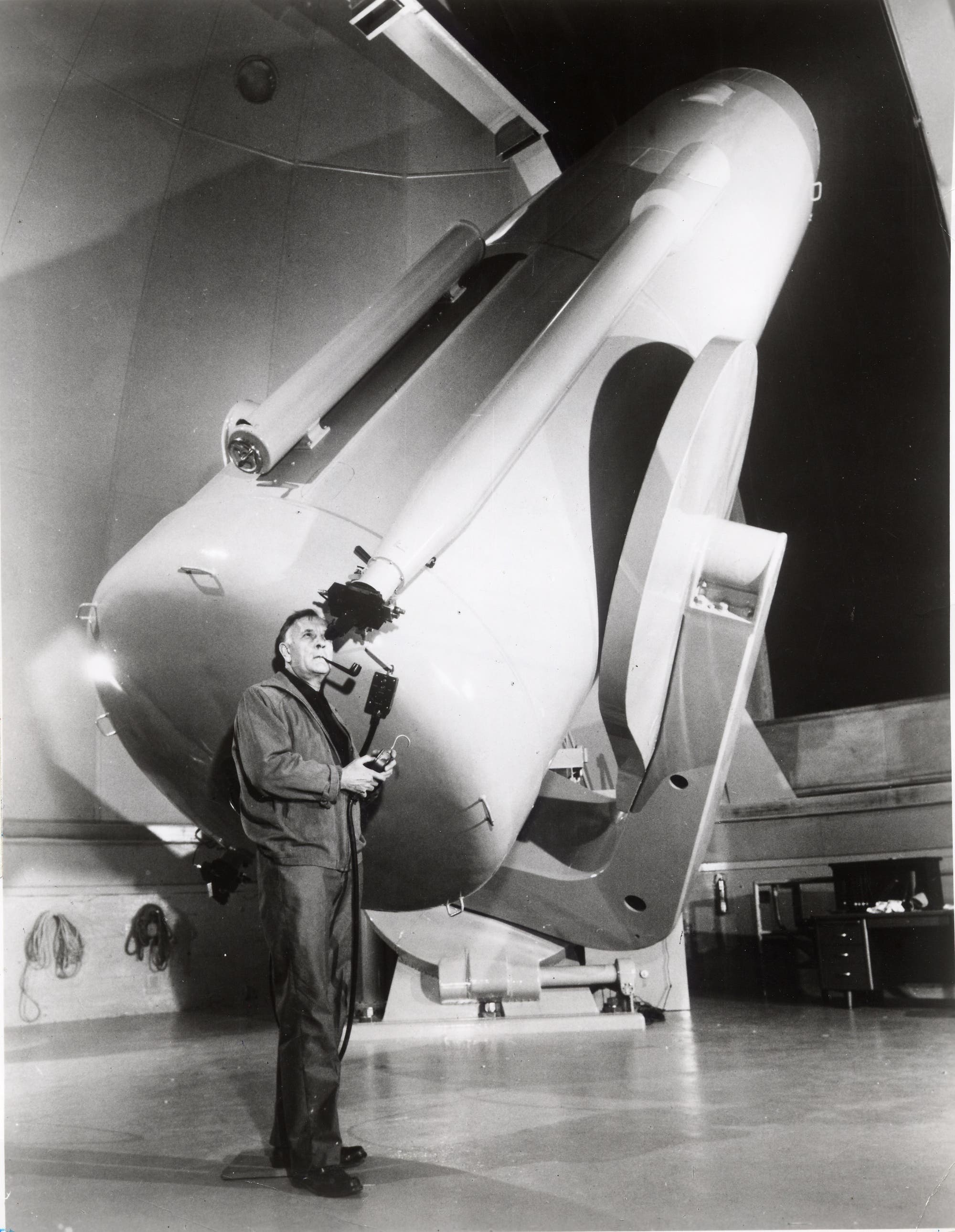 Edwin Hubble am 48-Zoll Schmidt-Teleskop des Palomar-Observatoriums