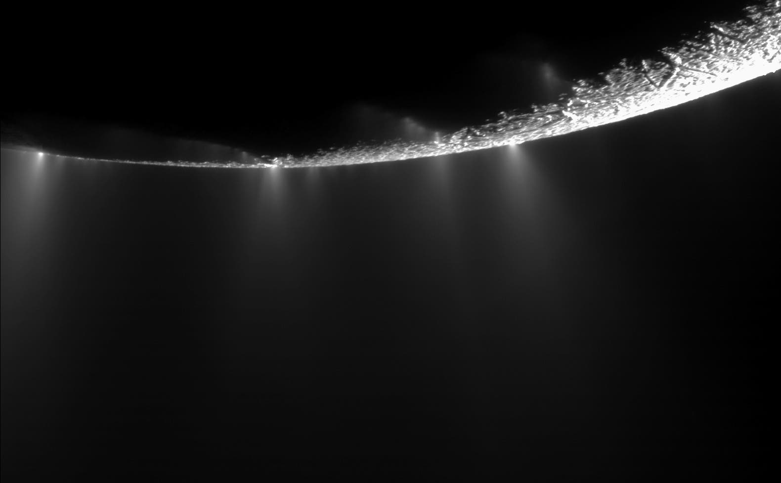 Die Eisfontänen von Enceladus entlang eines Viertel Planetenumfang