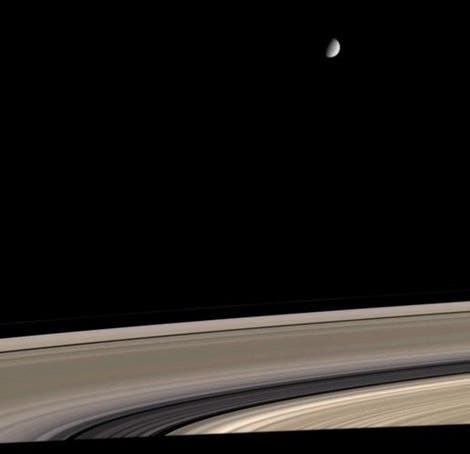 Enceladus über den Saturnringen