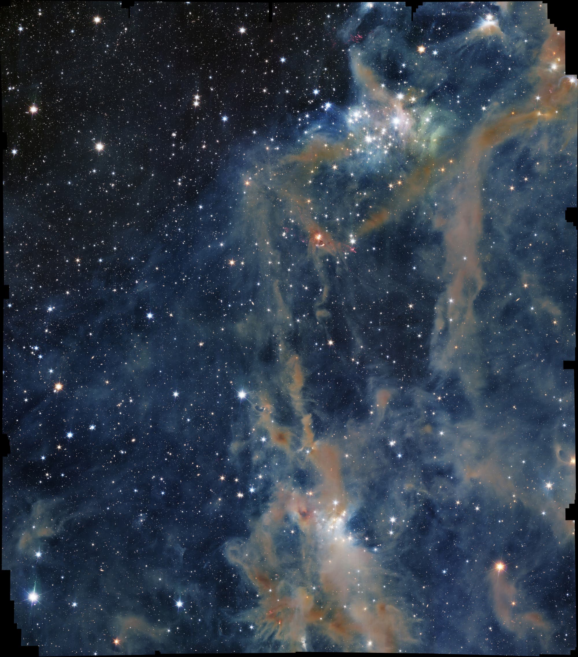 Ein Bild des Weltraums, das einen dichten Sternenhimmel mit zahlreichen leuchtenden Sternen zeigt. Im Vordergrund sind farbige Gas- und Staubwolken zu sehen, die in Blau- und Orangetönen leuchten. Diese Wolken bilden komplexe Strukturen und verleihen dem Bild eine dynamische Tiefe. Der Hintergrund ist dunkel, was die Helligkeit der Sterne und die Details der Nebel betont. Das Bild vermittelt die Weite und Schönheit des Universums.