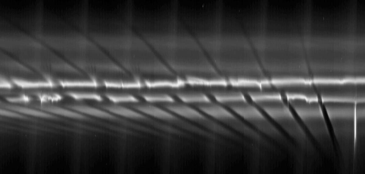 Wellen im F-Ring von Saturn