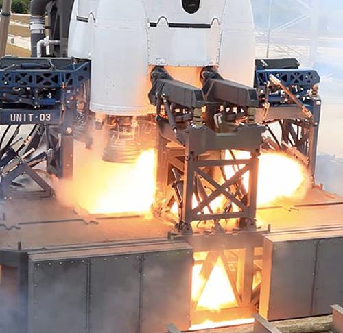 Flammen am Heck von Falcon 9