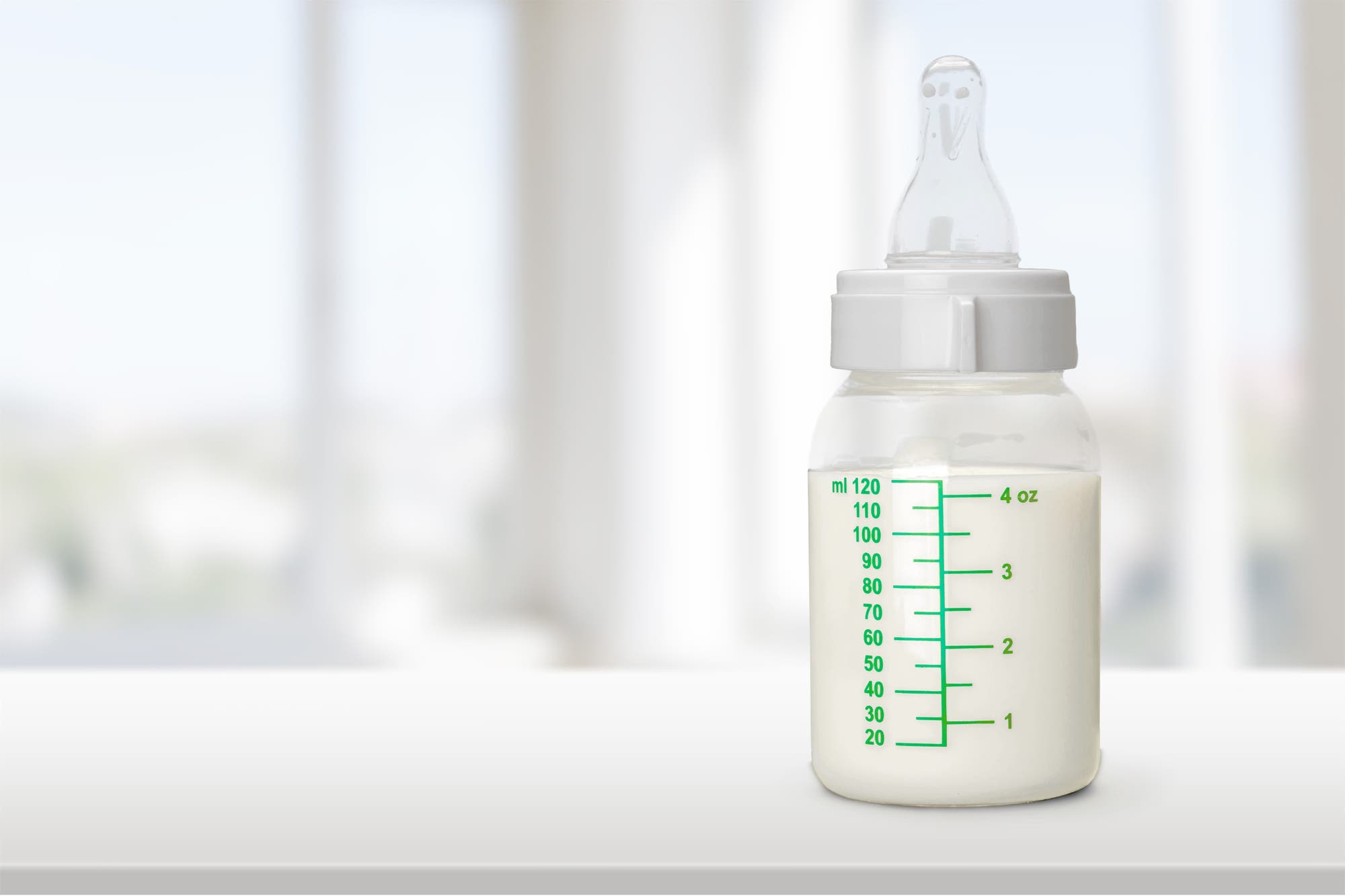 Flasche mit Babymilch 