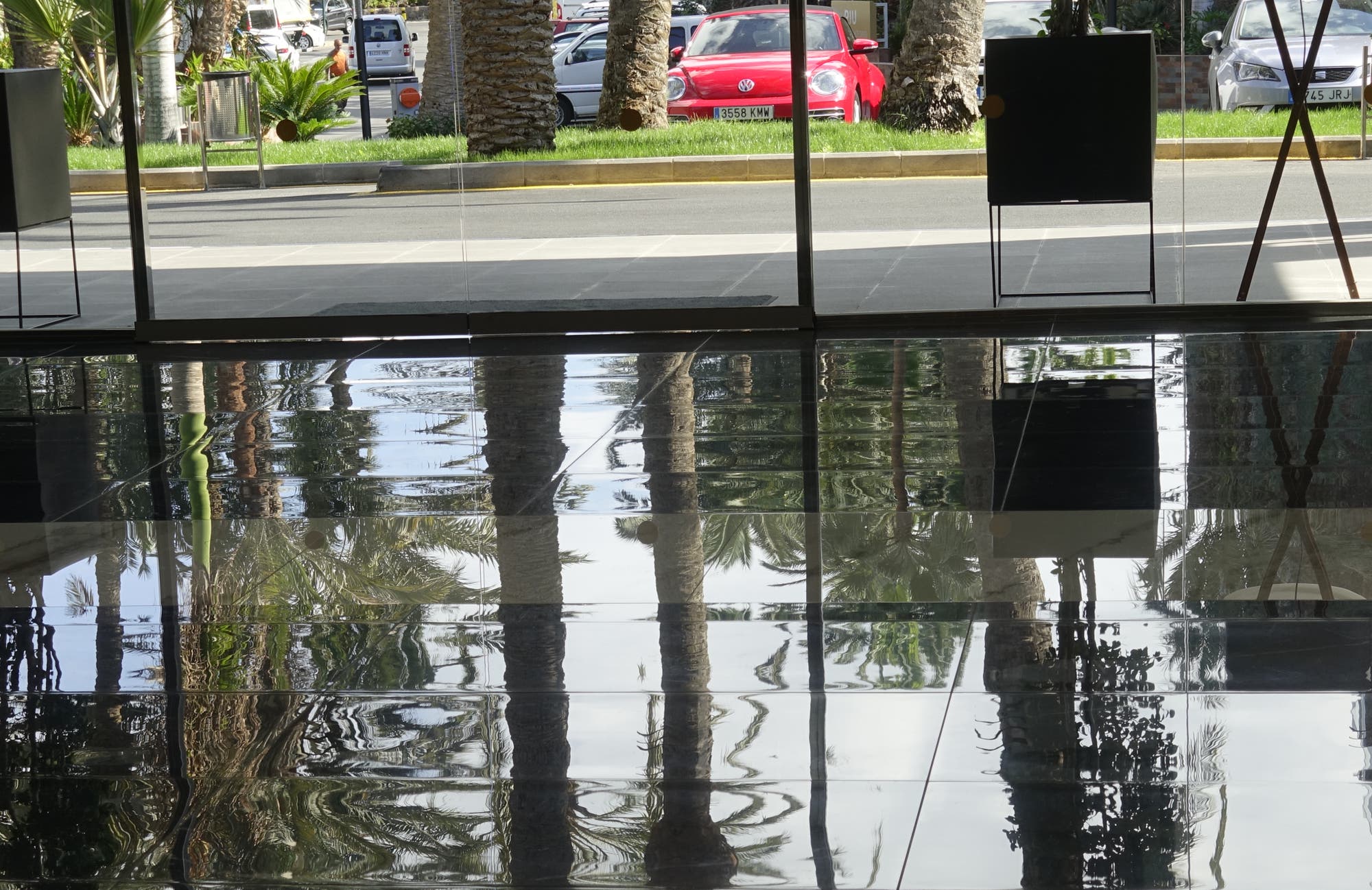 Foto eines glatten Bodens in einem Gebäude, in dem sich die Außenwelt spiegelt