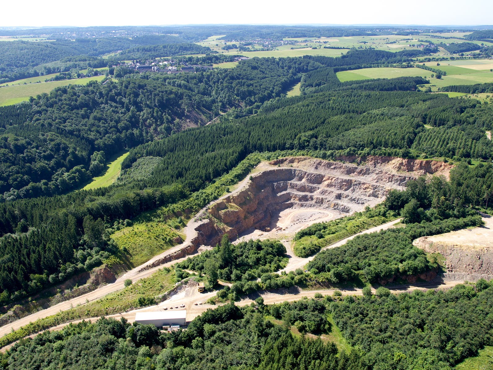 Steinbruch in der Eifel im Luftbild