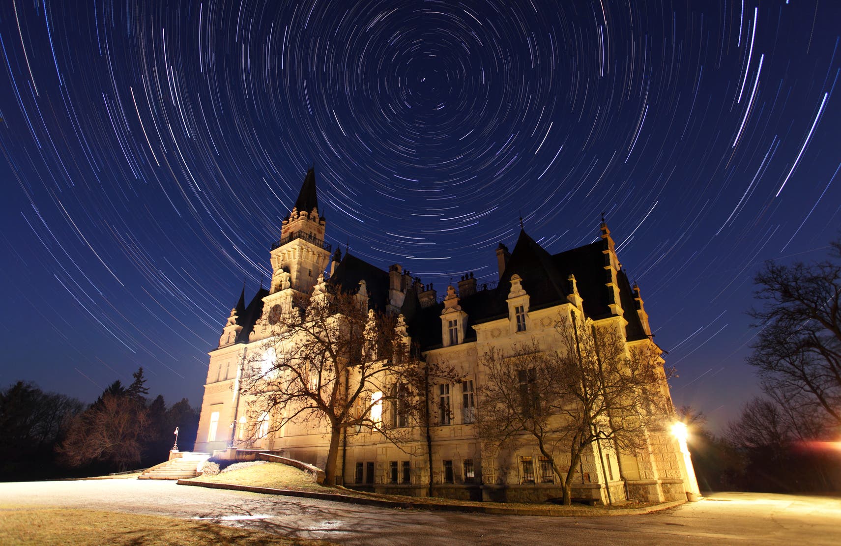Sternenspuren über slowakischem Schloss