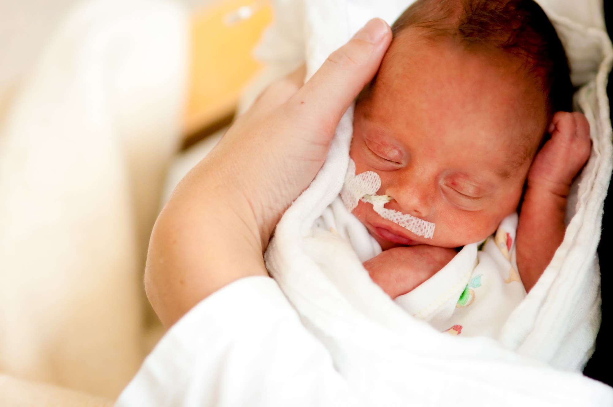 Frühgeborene sollen heute möglichst früh körperlichen Kontakt mit ihrer Mutter bekommen, denn Berührungen fördern ihre Entwicklung.