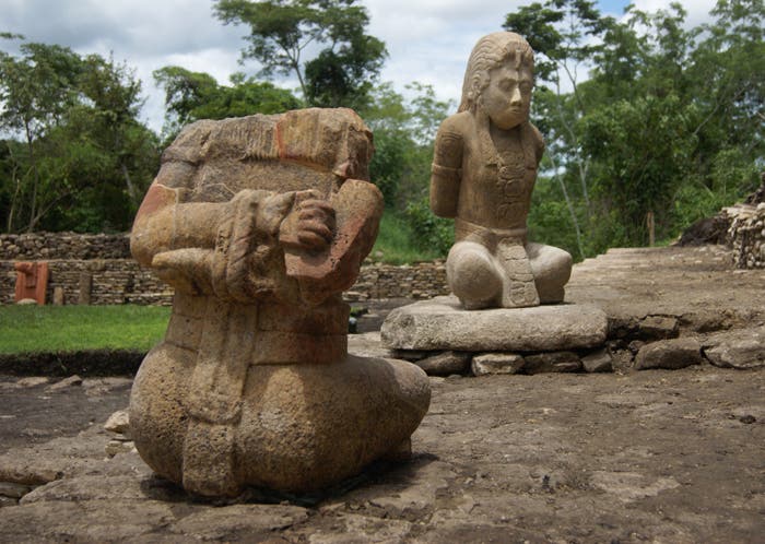 Die Statuen aus Toniná