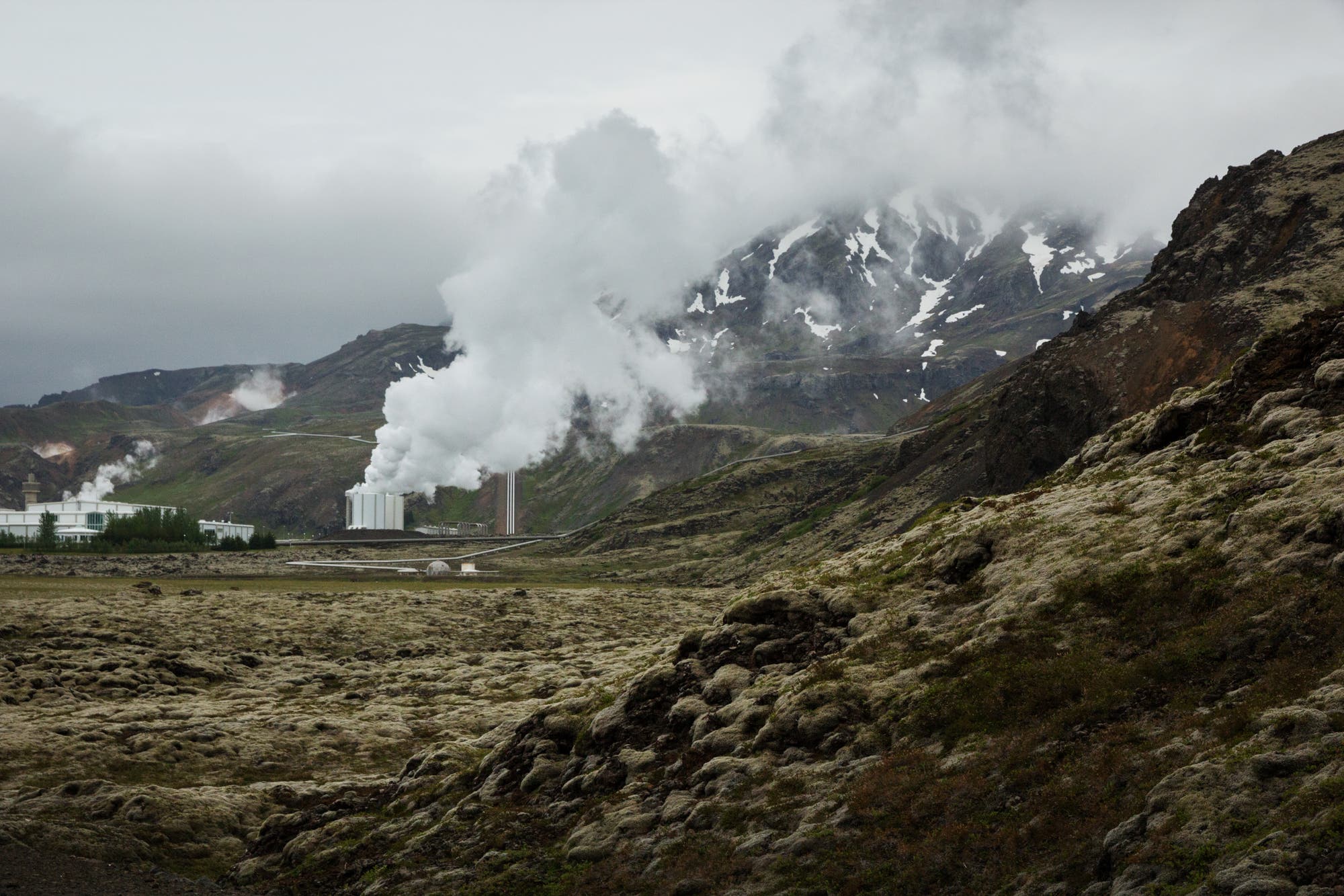Isländische Landschaft mit dampfendem Erdwärmekraftwerk im Zentrum