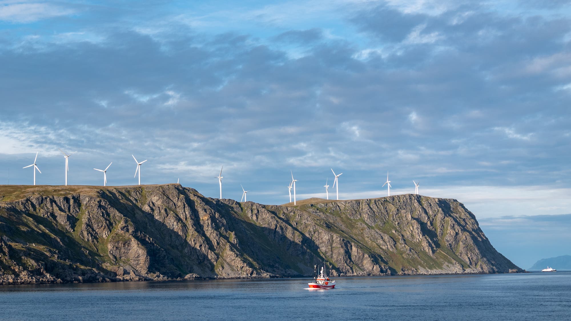 Blick vom Meer auf den Windpark in Havysund, Norwegen, 310 Meilen nördlich des Polarkreises