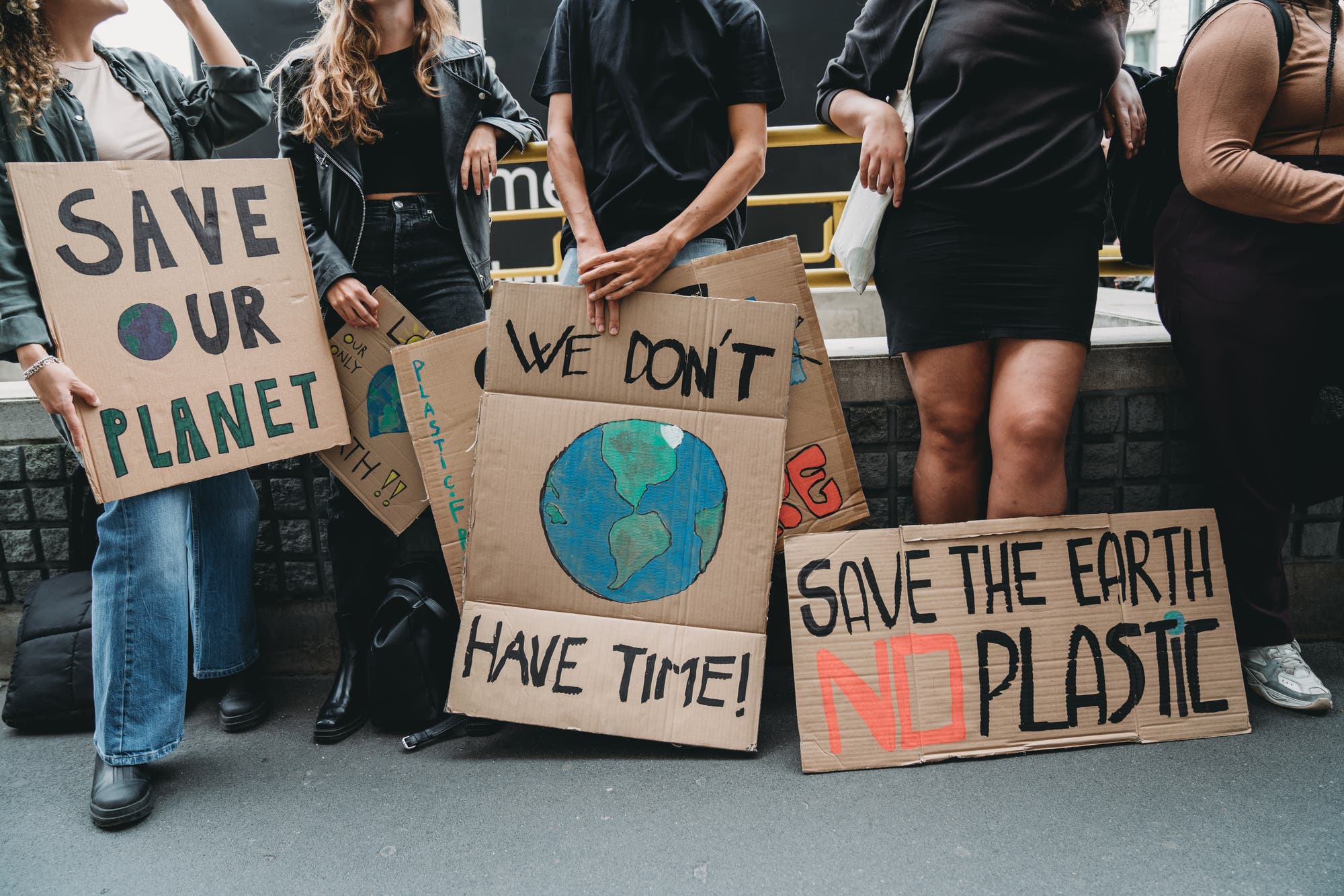 Demonstrierende mit Plakaten für mehr Klimaschutz.