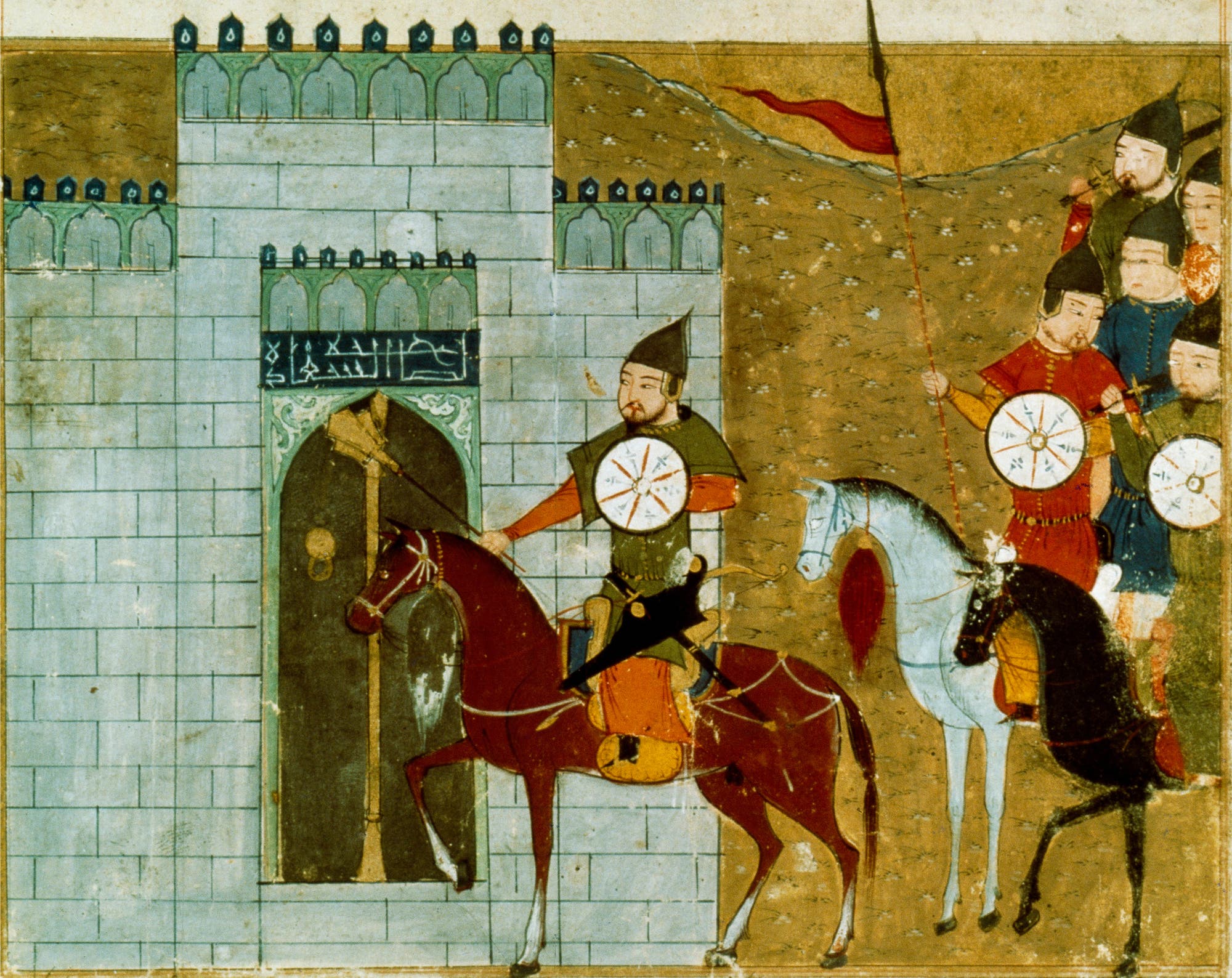 Eine historische Illustration zeigt eine Gruppe von Kriegern in mittelalterlicher Kleidung vor einer Festung. Ein Krieger auf einem braunen Pferd hält eine Lanze und trägt einen runden Schild. Weitere Krieger stehen hinter ihm, einige auf Pferden, mit Schilden und Helmen. Die Festung hat eine große Tür mit arabischen Schriftzeichen darüber. Die Szene vermittelt eine militärische Atmosphäre aus der Vergangenheit.