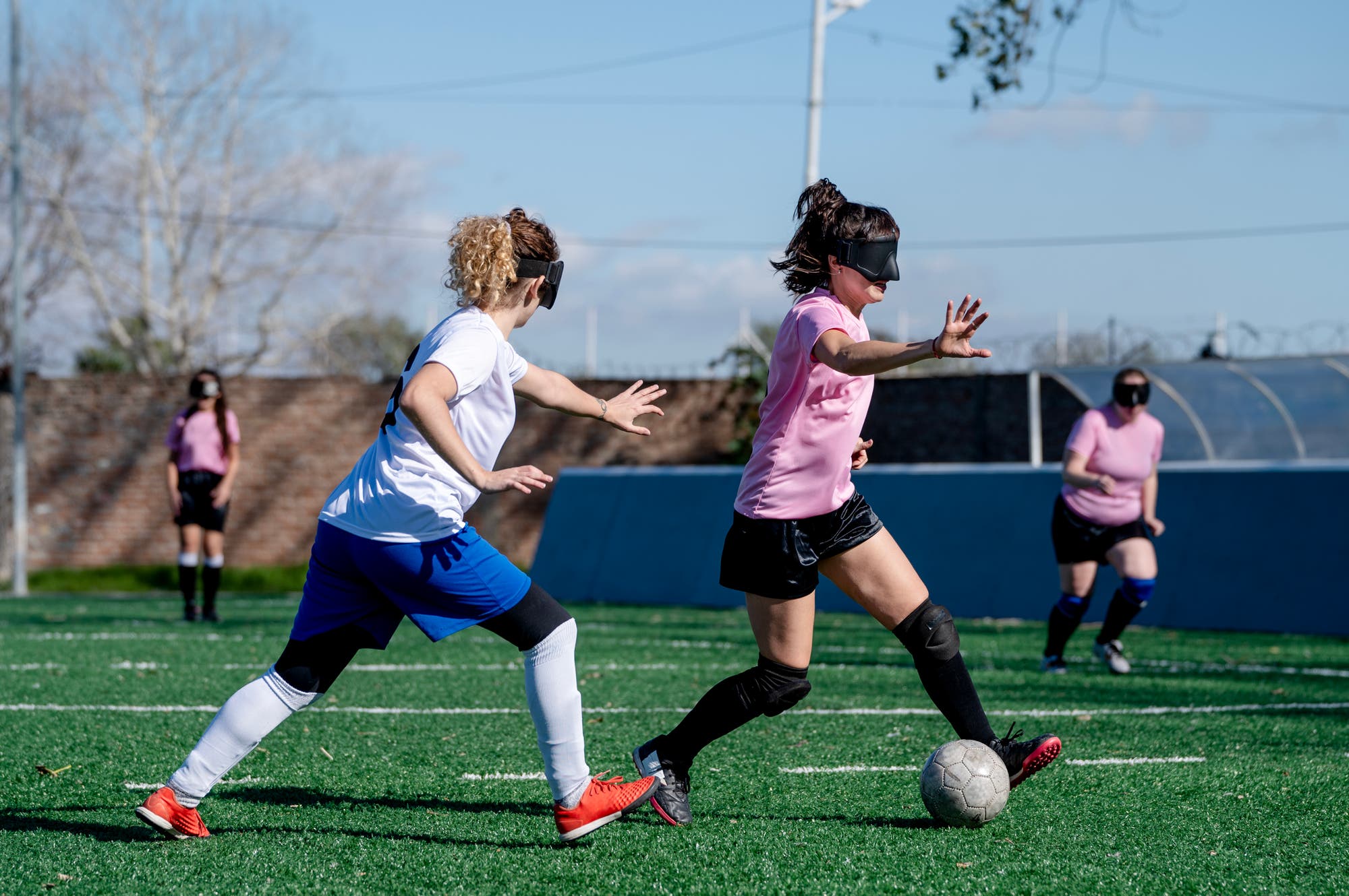 Zwei  blinde Fußballerinnen mit Augenmaske in einer Spielsituation