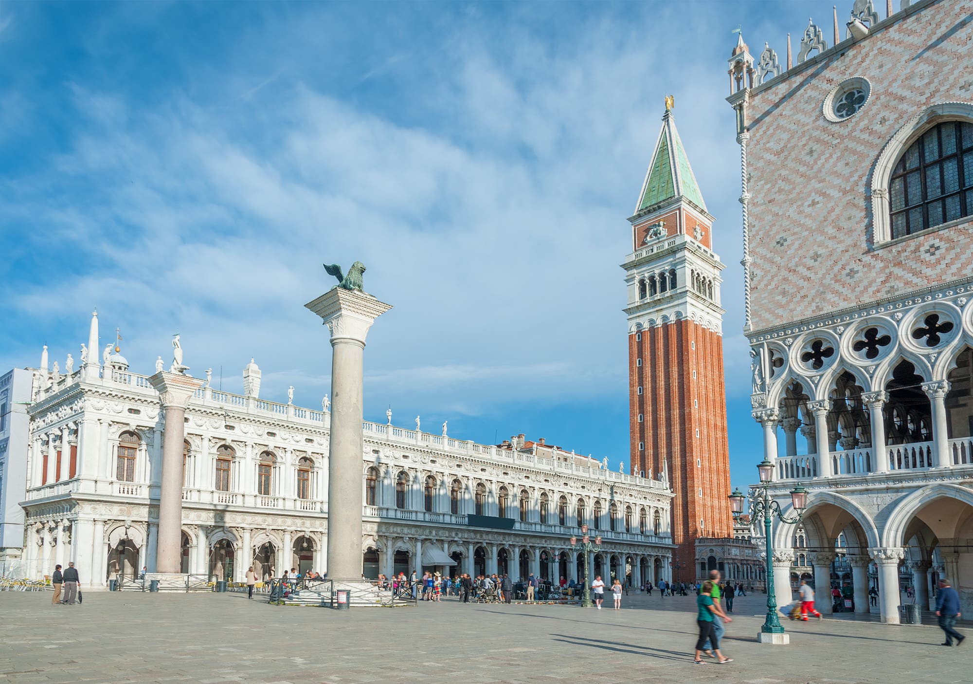 Markusplatz mit Campanile und Dogenpalast