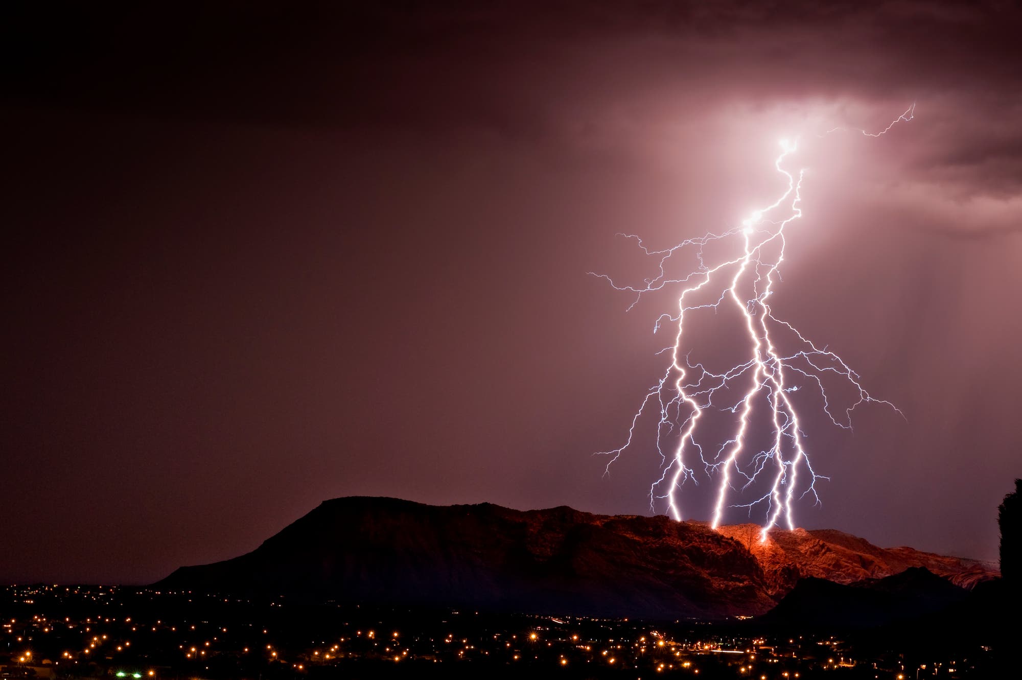 Ein Blitz entlädt sich über Utah während eines Unwetters.