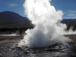 Ein Geysir spuckt Wasserdampf im Geysirfeld El Tatio in den chilenischen Anden.