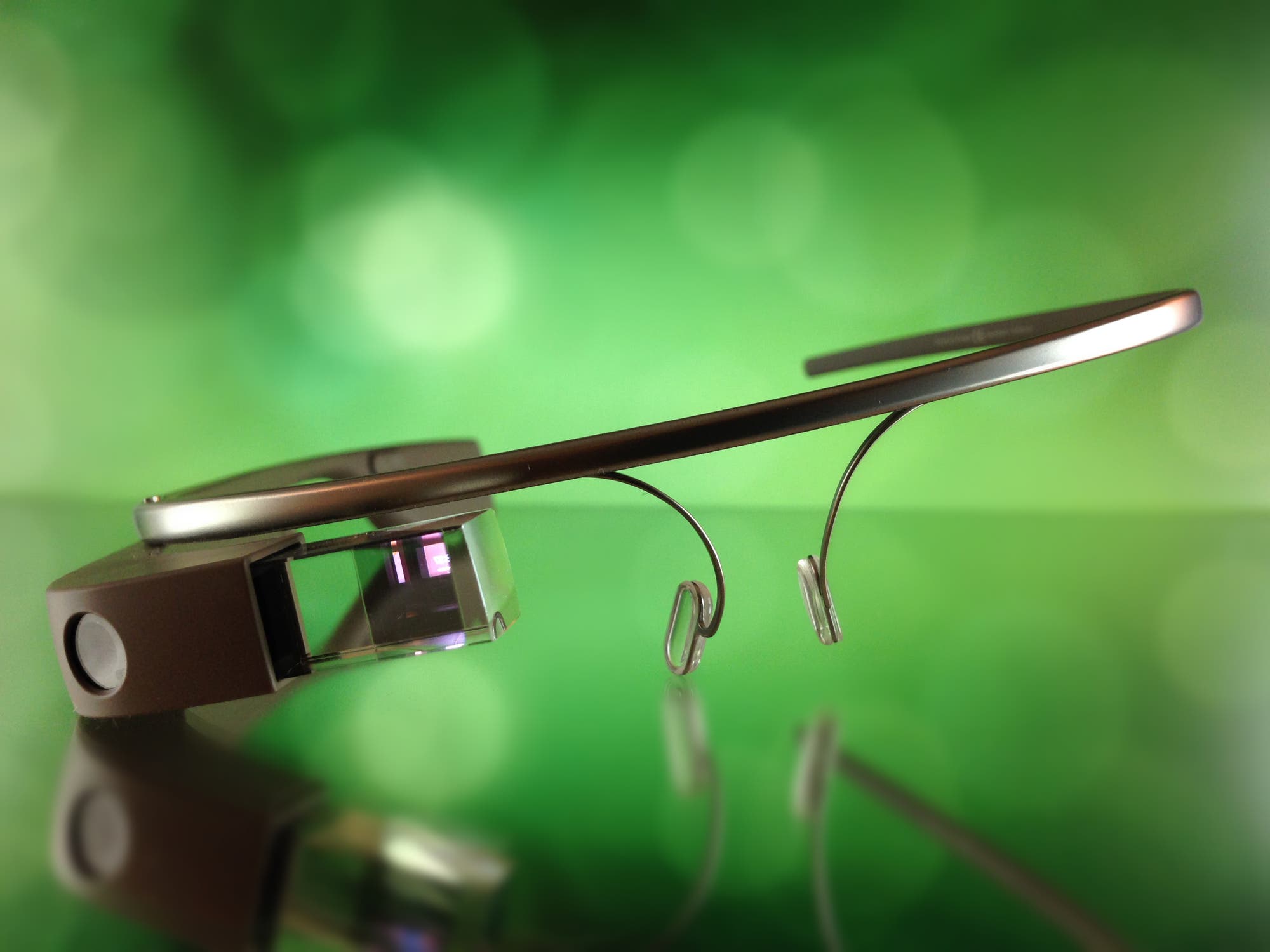 Google Glass ist eine Brille mit reichlich Technik an den Bügeln. Wer mal eine Hörbrille tragen musste, weiß warum das Prinzip nicht funktioniert.