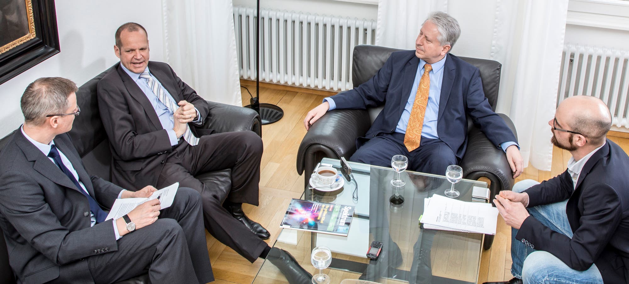 Mit Bernhard Kempen (Mitte links) und Bernhard Eitel (Mitte rechts) diskutierten Carsten Könneker (links) und Tim Haarmann (rechts).