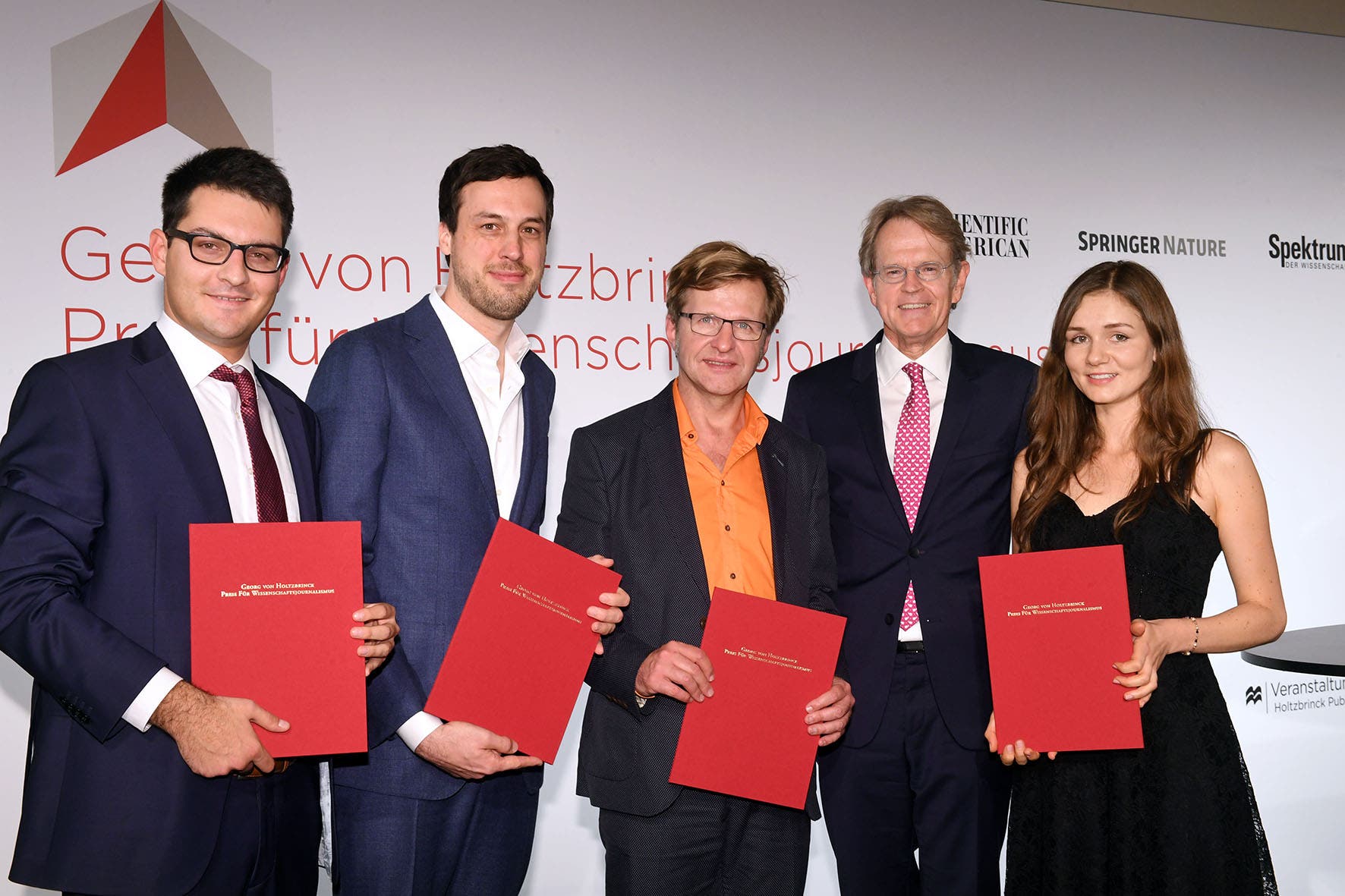 Die Preisträgerin und Preisträger: Adrian Lobe, Thomas Reintjes, Dr. Bernhard Albrecht, Dr. Stefan von Holtzbrinck und Lydia Klöckner (von links nach rechts).