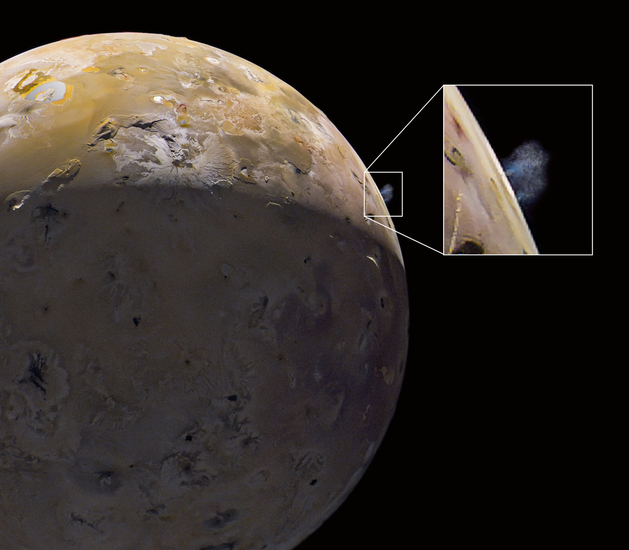 Zwei Eruptionsfahnen, die hoch über die Io-Oberfläche aufragen