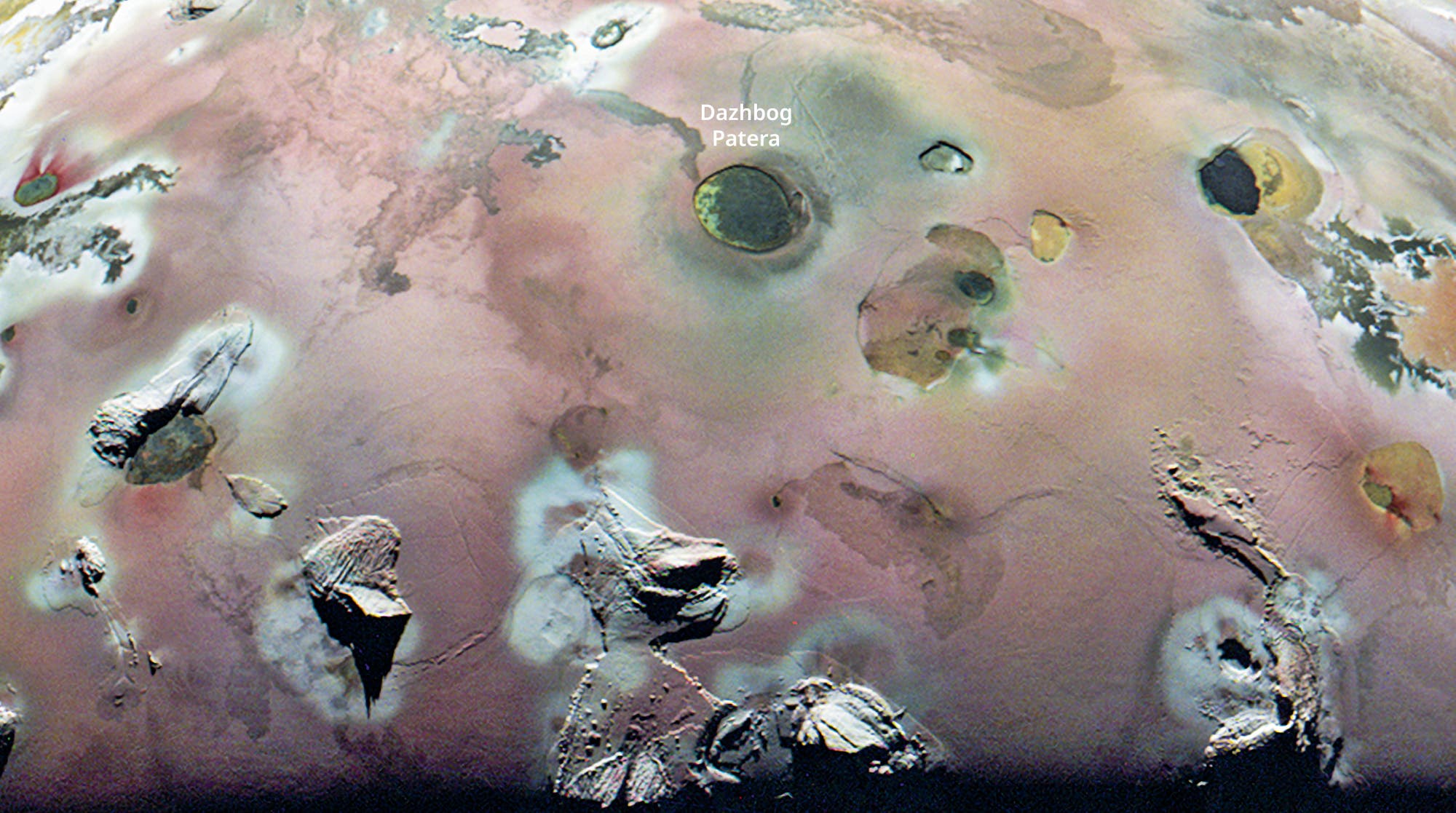 Teilansicht von Io mit der vulkanischen Einbruchstruktur Dazhbog Patera und Bergmassiven