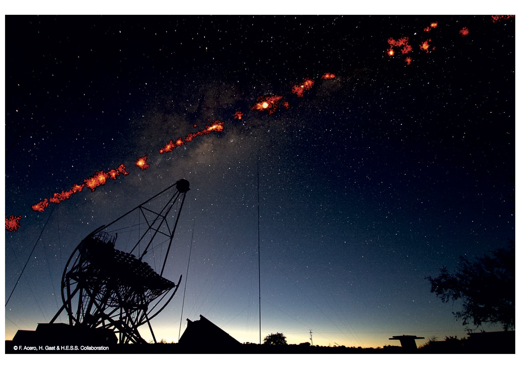Gammastrahlenquellen in der Milchstraße über einem der H.E.S.S.-Teleskope in Namibia (Fotomontage).