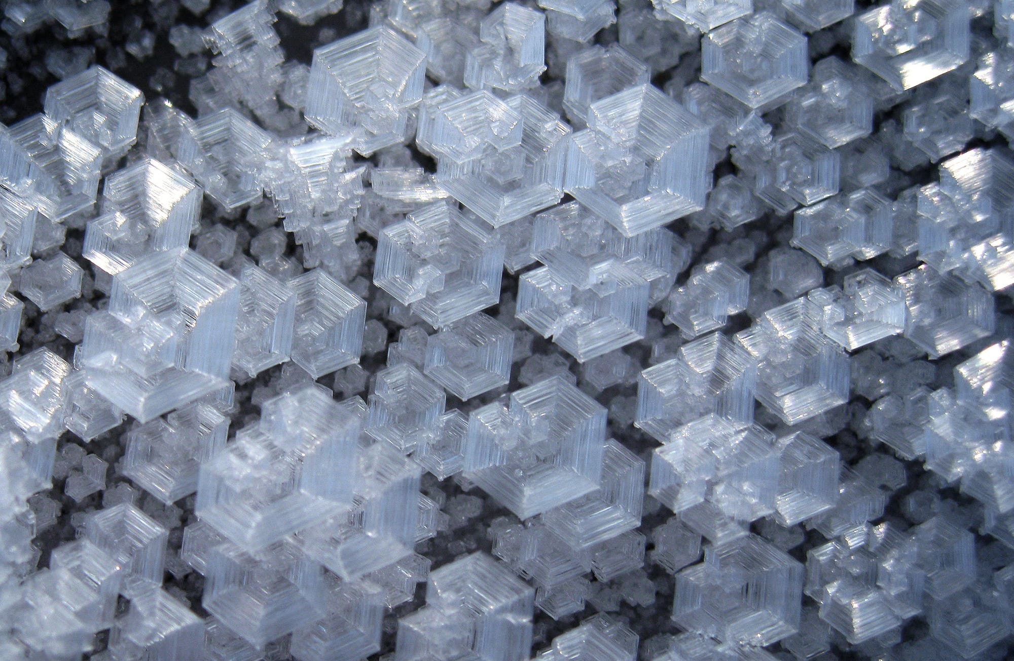 zahlreiche hexagonal gewachsene Eiskristalle