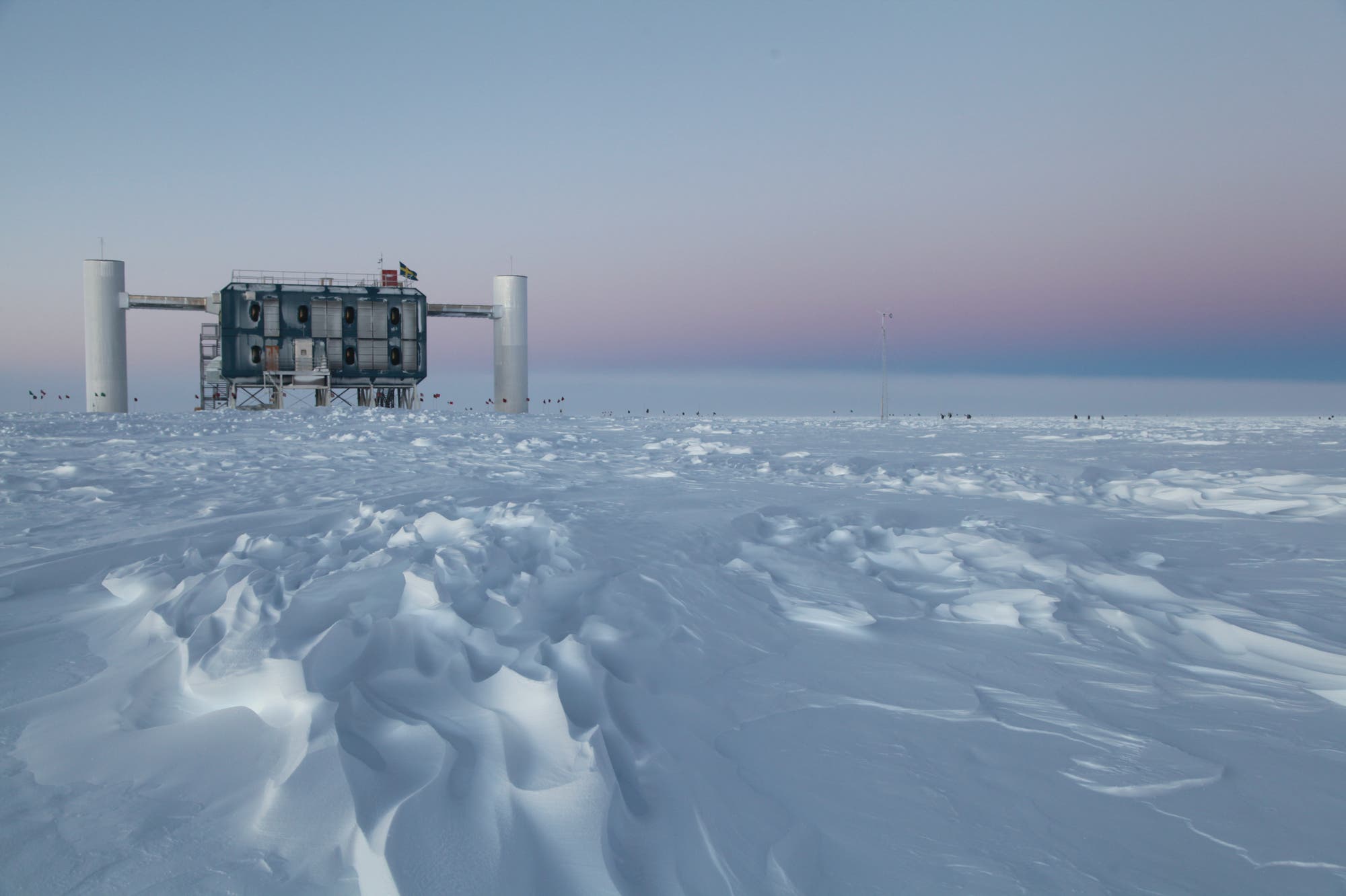 Mitten im antarktischen Eis sucht der Detektor IceCube nach rätselhaften Teilchen aus dem All.