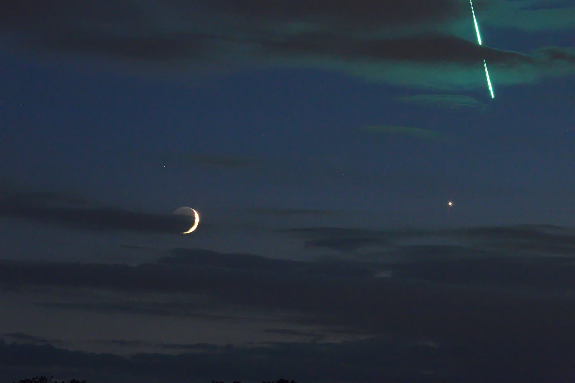 Die Leuchtspur einer Feuerkugel ergänzt das Bild von Mond und Venus