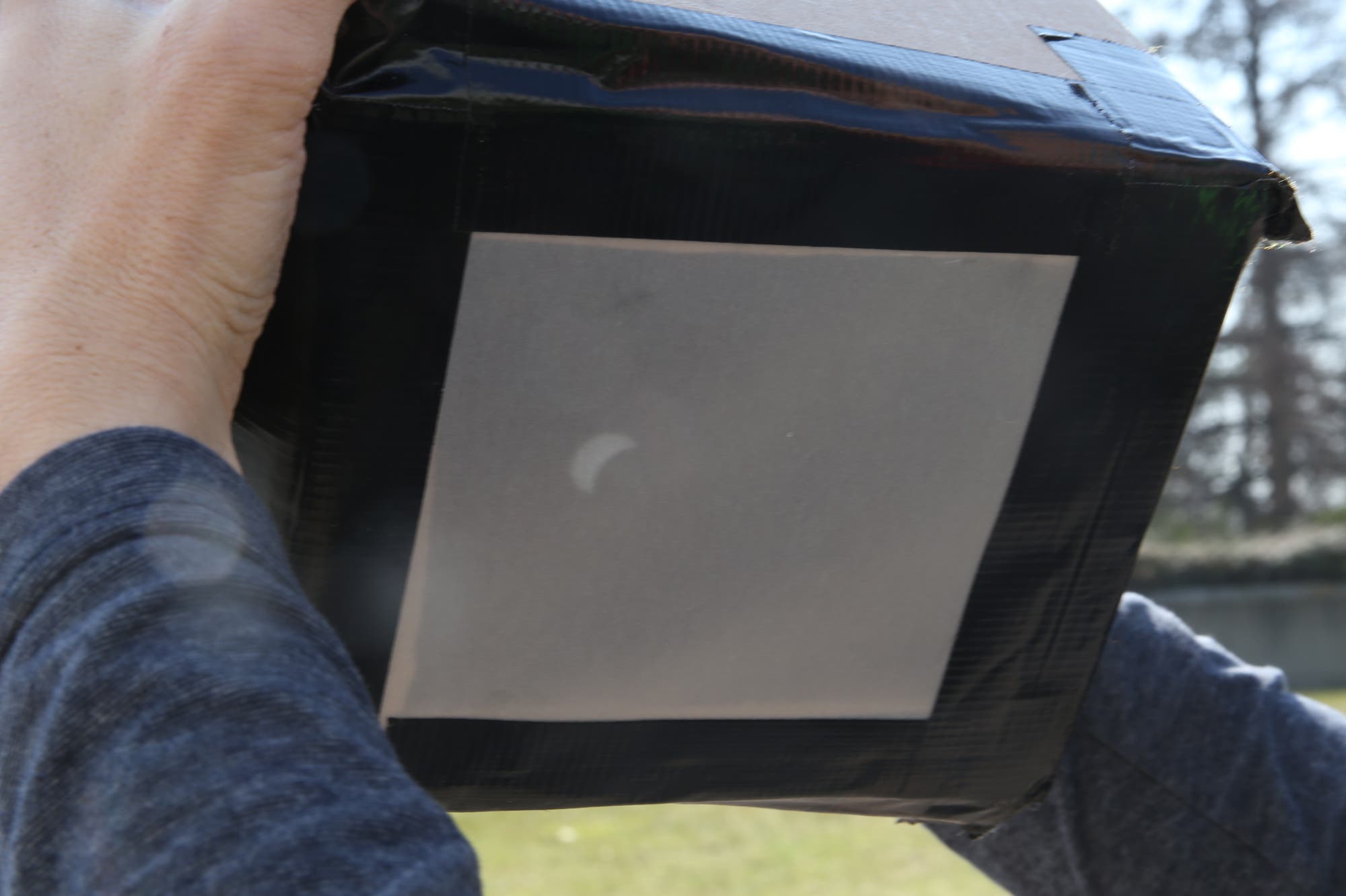 Projektion des Sonnenbilds mit einer Lochkamera