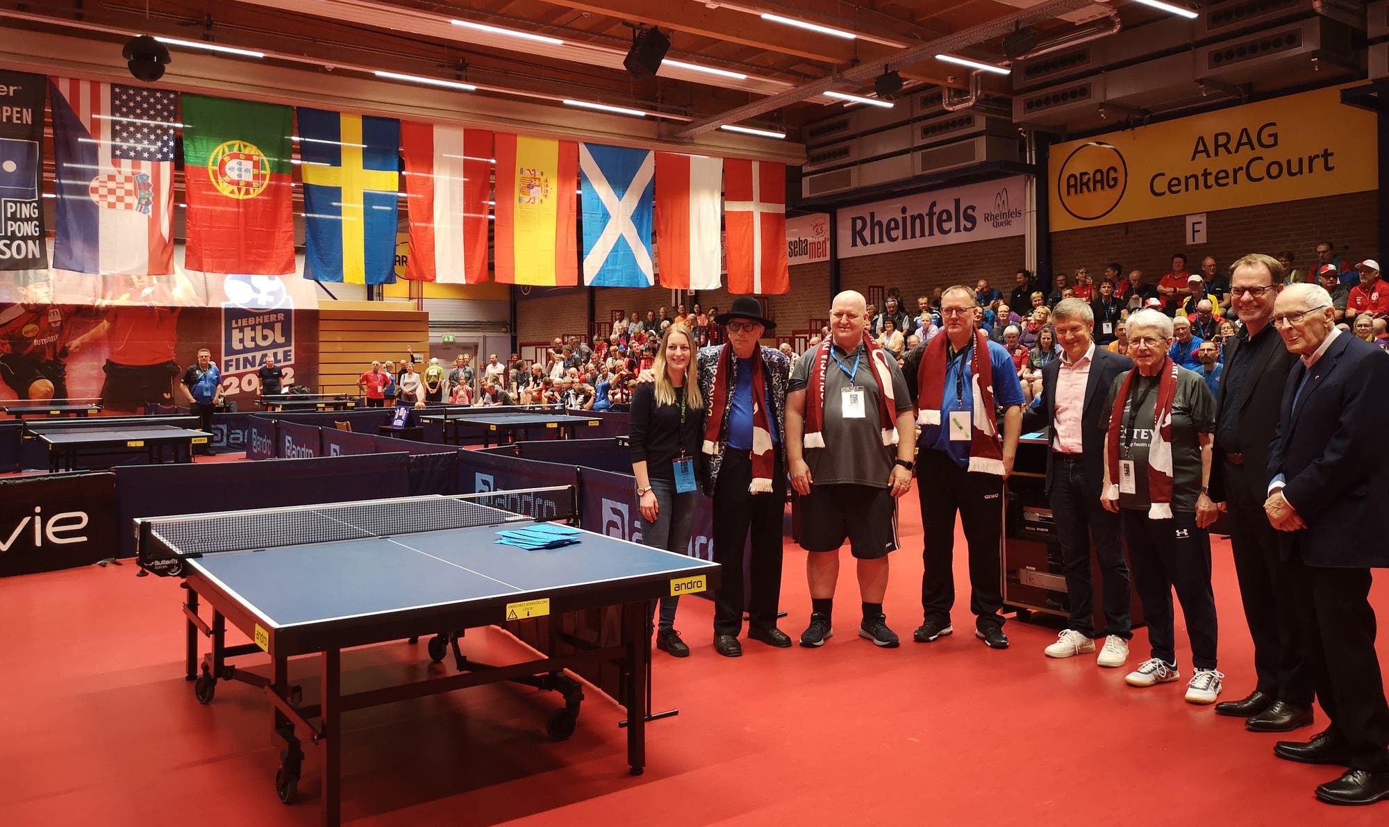 Bei der Eröffnung des Turniers posieren Organisatoren des Turnier und prominente Teilnehmer wie Markus Maria Profitlich und Frank Elstner für ein Foto. 