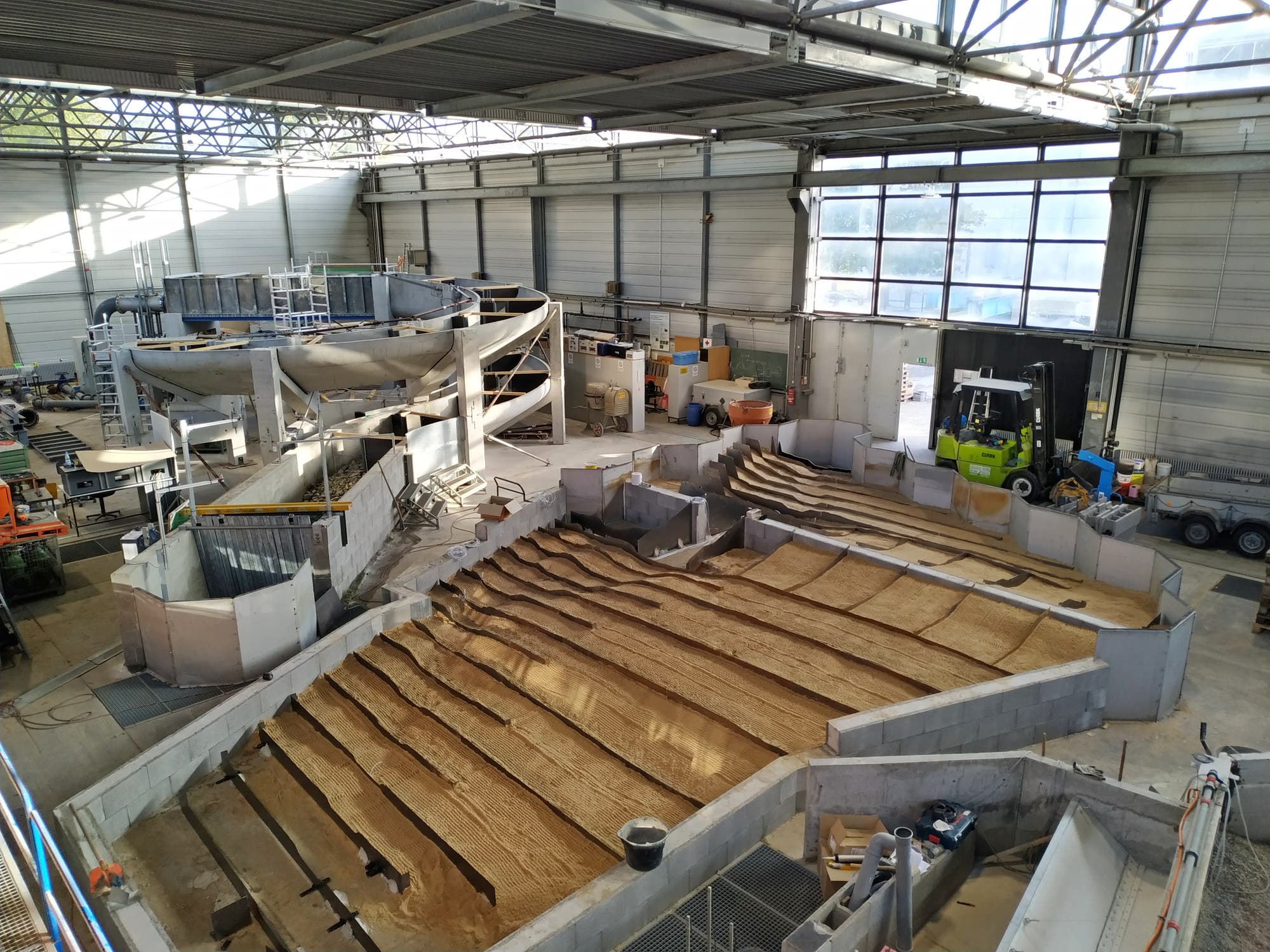 Blick auf Betonkonstruktionen in einer großen Halle.