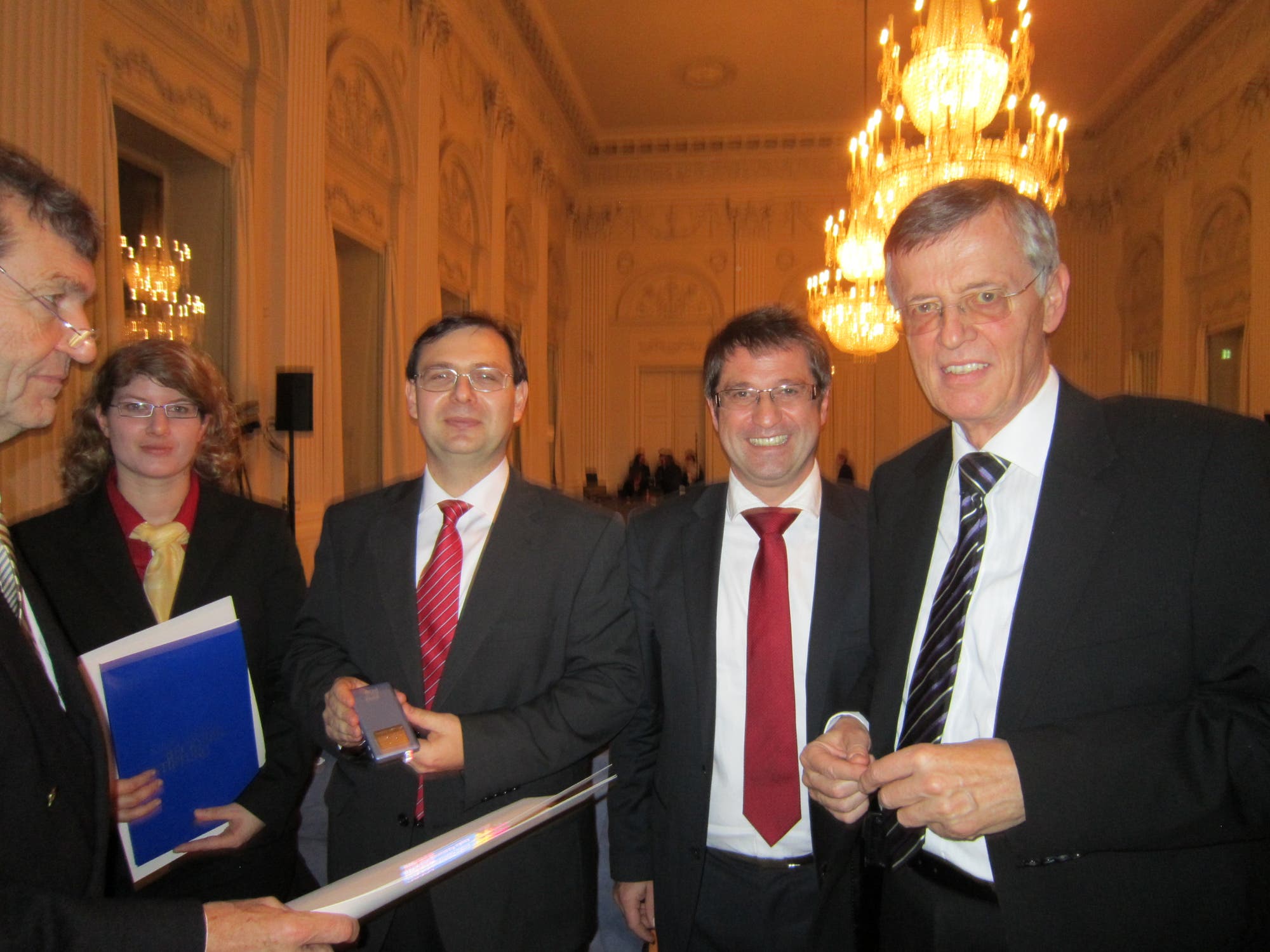 Désirée Queren, Adrian Avramescu und Stephan Lutgen gemeinsam mit Reinhard Breuer