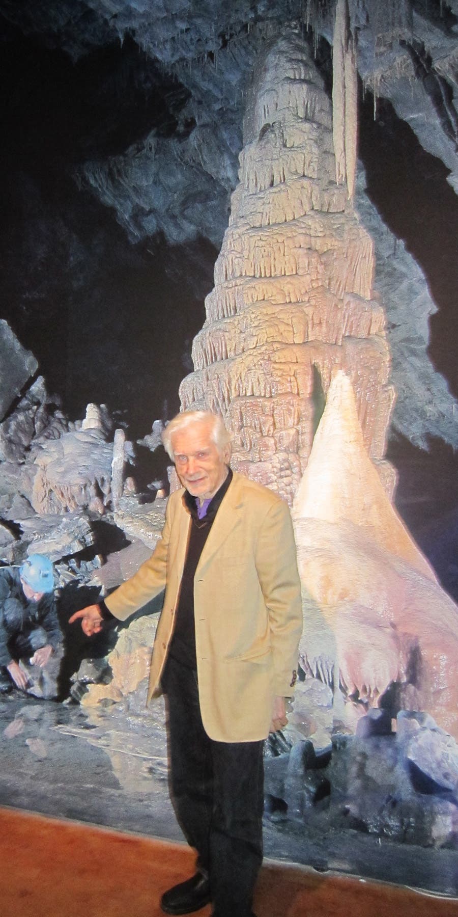 Herbert W. Franke vor dem Bild einer Höhle