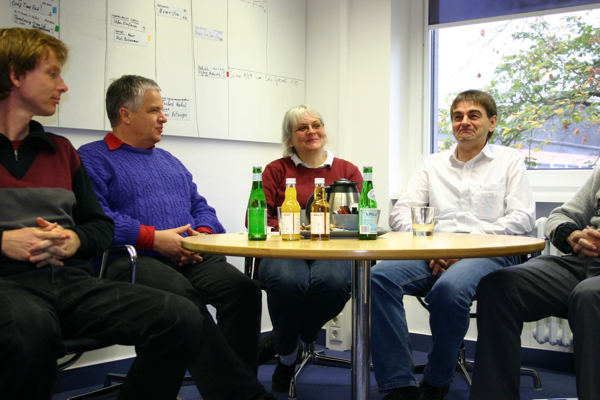 Bei der "Montagssitzung" mit SdW-Redakteuren Hartwig Hanser und Christoph Pöppe (von links)