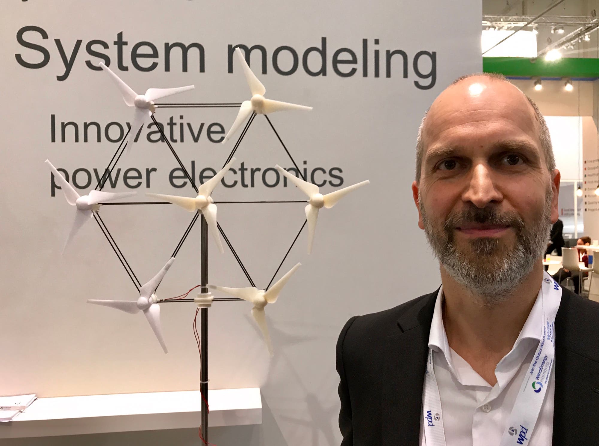 Peter Dalhoff mit einem Modell einer Multirotor-Windturbine