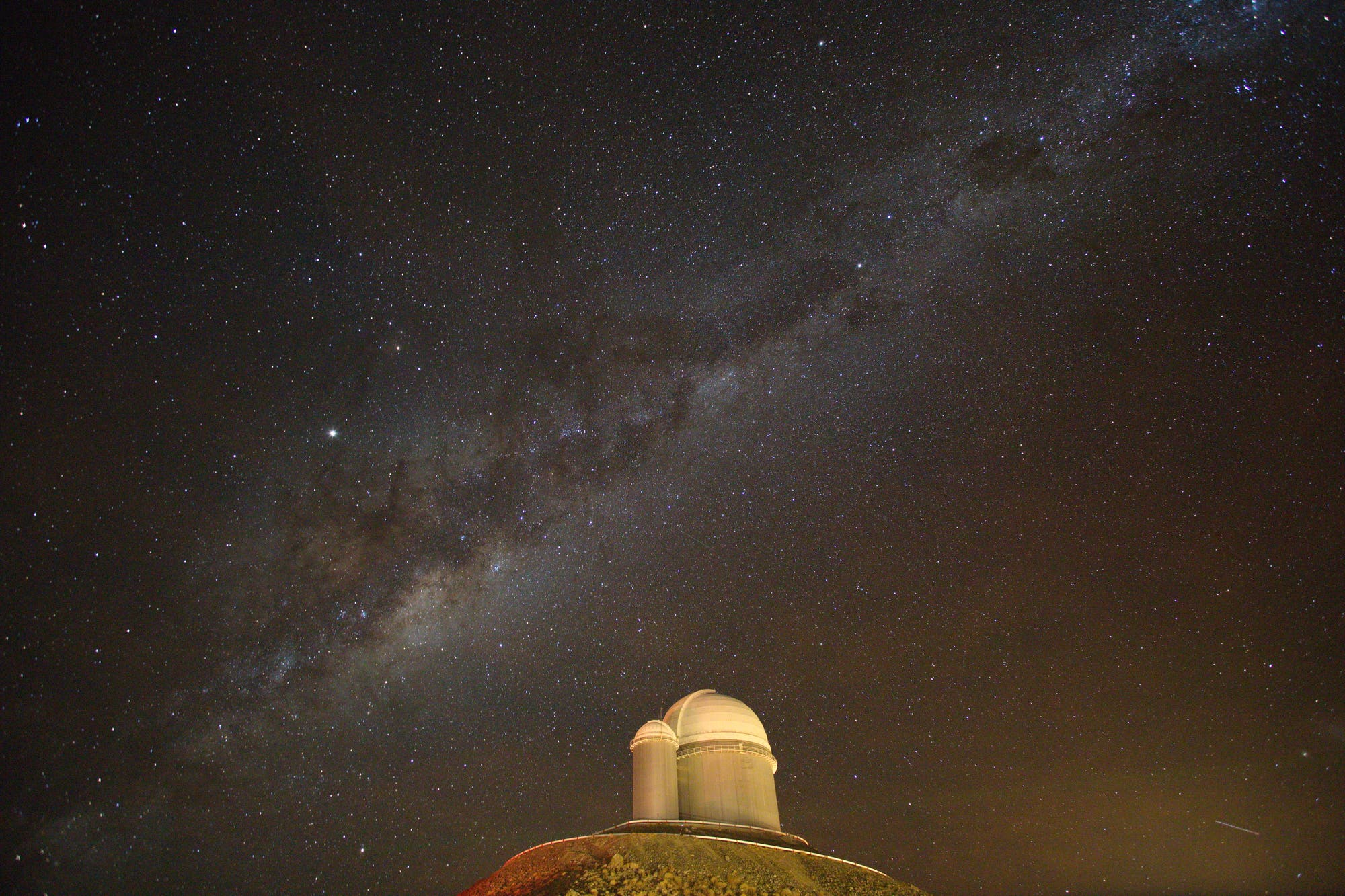 Milchstraße über der Kuppel des Teleskops