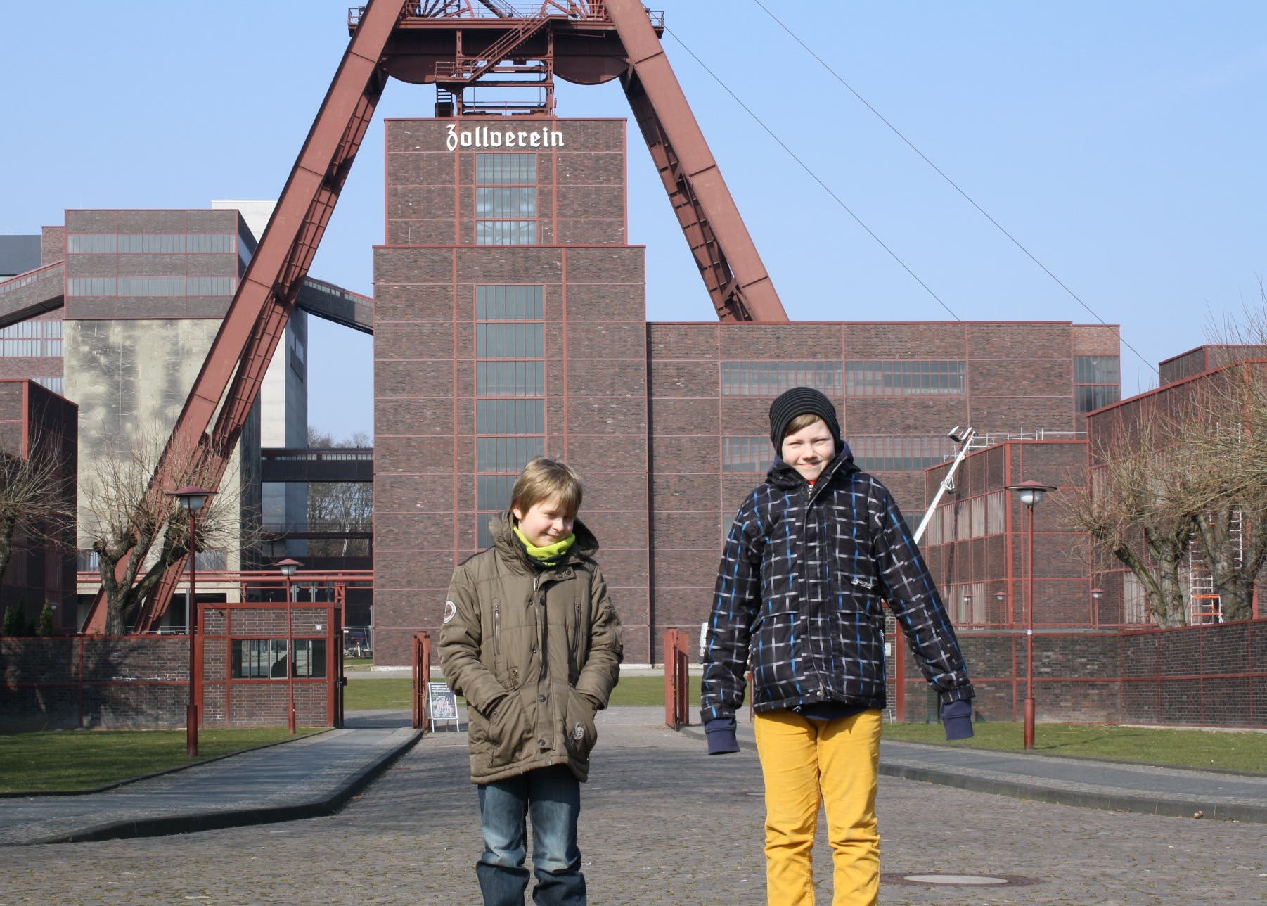 Fynn und Marcel beim Besuch der "echten" Zeche Zollverein in Essen.