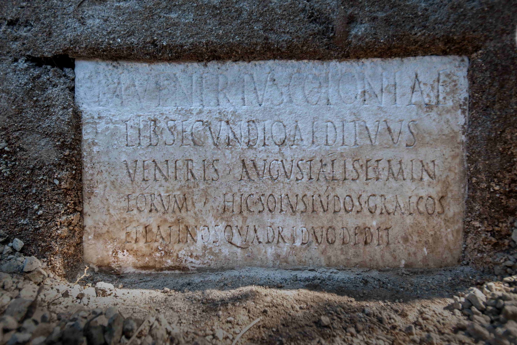 Die Inschrift enthält Hinweise auf das Leben des Bestatteten